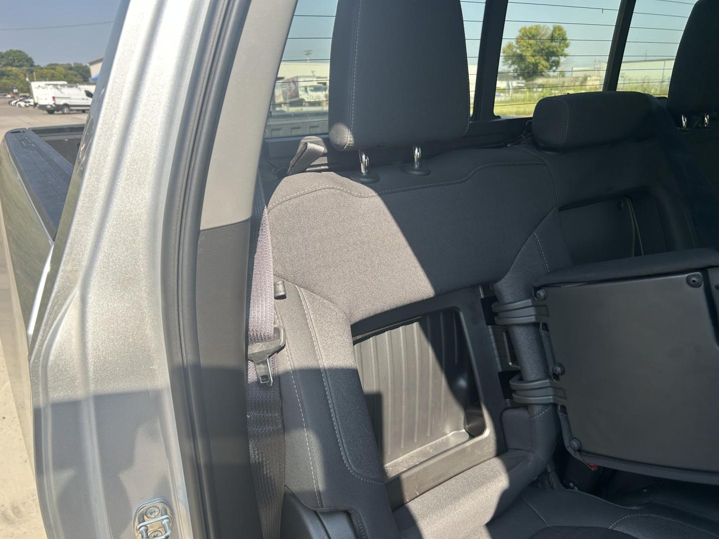 2021 SILVER /Black Chevrolet Silverado 1500 LT Crew Cab 4WD (1GCUYDED2MZ) with an 5.3L V8 OHV 16V engine, 6A transmission, located at 506 S. Kingshighway, Cape Girardeau, MO, 63703, (573) 235-5000, 37.294991, -89.553635 - 2021 Chevrolet Silverado 1500 LT 113xxx miles 4x4 5.3L V8 Automatic Leather Backup Camera Power Driver Seat Heated Seats Heated Steering Wheel Bluetooth Remote Start Cruise Power Windows/Locks/Mirrors We have financing available and we accept trades! Fill out a credit application on ou - Photo#25