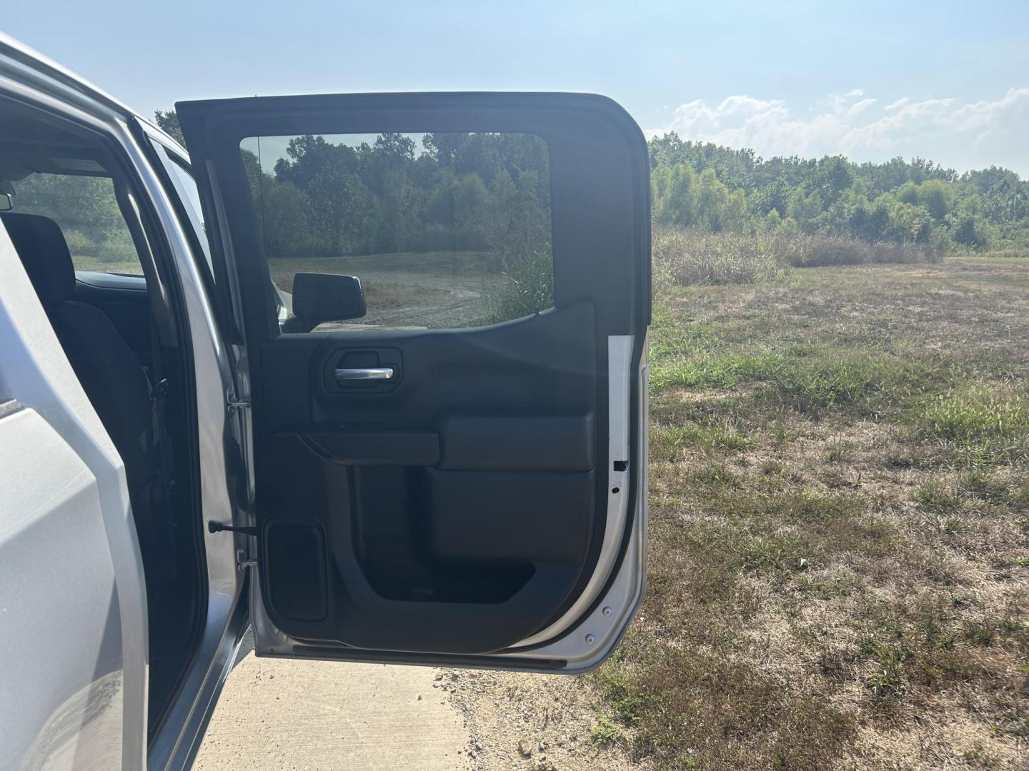 2021 SILVER /Black Chevrolet Silverado 1500 LT Crew Cab 4WD (1GCUYDED2MZ) with an 5.3L V8 OHV 16V engine, 6A transmission, located at 506 S. Kingshighway, Cape Girardeau, MO, 63703, (573) 235-5000, 37.294991, -89.553635 - 2021 Chevrolet Silverado 1500 LT 113xxx miles 4x4 5.3L V8 Automatic Leather Backup Camera Power Driver Seat Heated Seats Heated Steering Wheel Bluetooth Remote Start Cruise Power Windows/Locks/Mirrors We have financing available and we accept trades! Fill out a credit application on ou - Photo#22