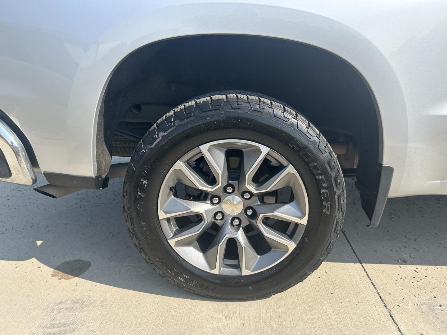 2021 SILVER /Black Chevrolet Silverado 1500 LT Crew Cab 4WD (1GCUYDED2MZ) with an 5.3L V8 OHV 16V engine, 6A transmission, located at 506 S. Kingshighway, Cape Girardeau, MO, 63703, (573) 235-5000, 37.294991, -89.553635 - 2021 Chevrolet Silverado 1500 LT 113xxx miles 4x4 5.3L V8 Automatic Leather Backup Camera Power Driver Seat Heated Seats Heated Steering Wheel Bluetooth Remote Start Cruise Power Windows/Locks/Mirrors We have financing available and we accept trades! Fill out a credit application on ou - Photo#38