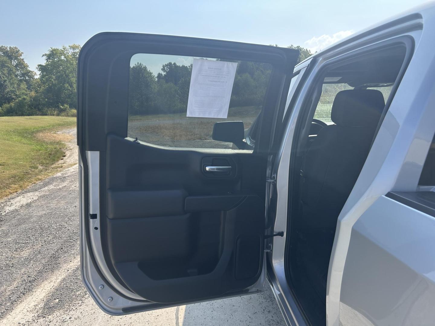 2021 SILVER /Black Chevrolet Silverado 1500 LT Crew Cab 4WD (1GCUYDED2MZ) with an 5.3L V8 OHV 16V engine, 6A transmission, located at 506 S. Kingshighway, Cape Girardeau, MO, 63703, (573) 235-5000, 37.294991, -89.553635 - 2021 Chevrolet Silverado 1500 LT 113xxx miles 4x4 5.3L V8 Automatic Leather Backup Camera Power Driver Seat Heated Seats Heated Steering Wheel Bluetooth Remote Start Cruise Power Windows/Locks/Mirrors We have financing available and we accept trades! Fill out a credit application on ou - Photo#20