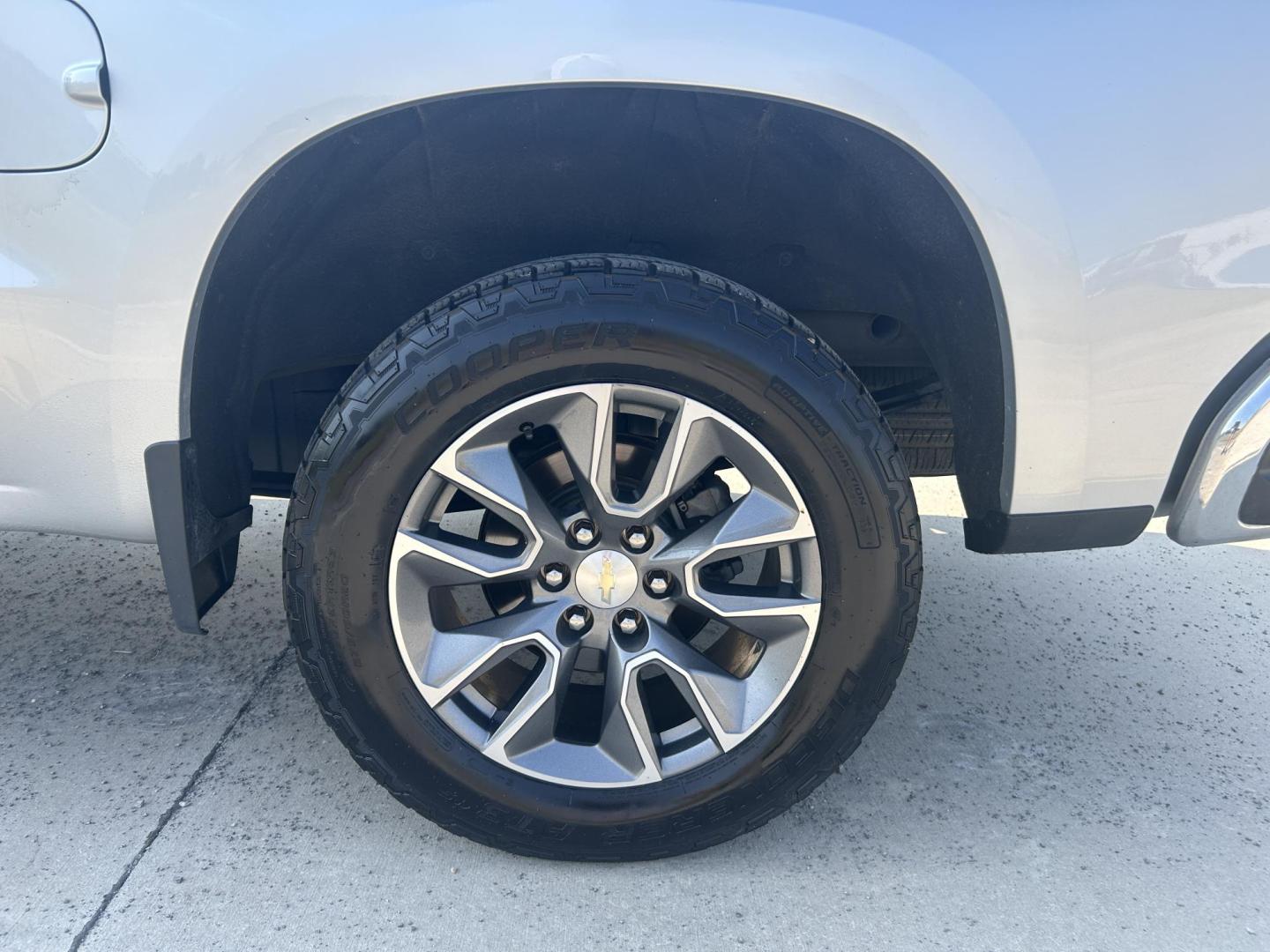 2021 SILVER /Black Chevrolet Silverado 1500 LT Crew Cab 4WD (1GCUYDED2MZ) with an 5.3L V8 OHV 16V engine, 6A transmission, located at 506 S. Kingshighway, Cape Girardeau, MO, 63703, (573) 235-5000, 37.294991, -89.553635 - 2021 Chevrolet Silverado 1500 LT 113xxx miles 4x4 5.3L V8 Automatic Leather Backup Camera Power Driver Seat Heated Seats Heated Steering Wheel Bluetooth Remote Start Cruise Power Windows/Locks/Mirrors We have financing available and we accept trades! Fill out a credit application on ou - Photo#37
