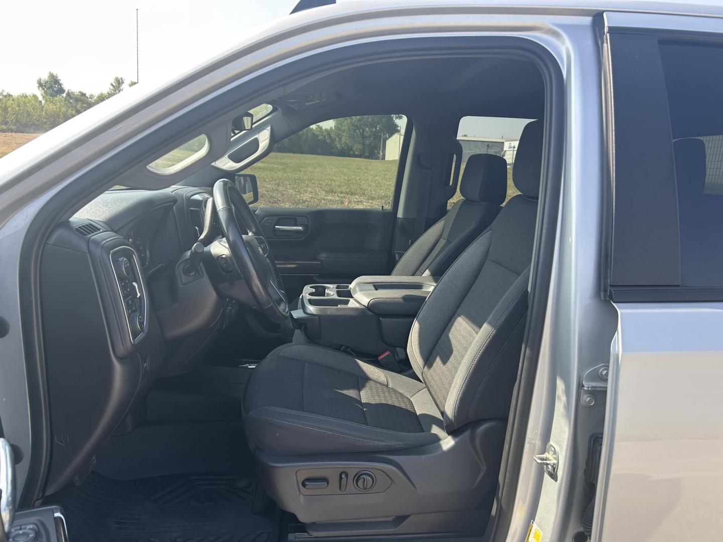 2021 SILVER /Black Chevrolet Silverado 1500 LT Crew Cab 4WD (1GCUYDED2MZ) with an 5.3L V8 OHV 16V engine, 6A transmission, located at 506 S. Kingshighway, Cape Girardeau, MO, 63703, (573) 235-5000, 37.294991, -89.553635 - 2021 Chevrolet Silverado 1500 LT 113xxx miles 4x4 5.3L V8 Automatic Leather Backup Camera Power Driver Seat Heated Seats Heated Steering Wheel Bluetooth Remote Start Cruise Power Windows/Locks/Mirrors We have financing available and we accept trades! Fill out a credit application on ou - Photo#17