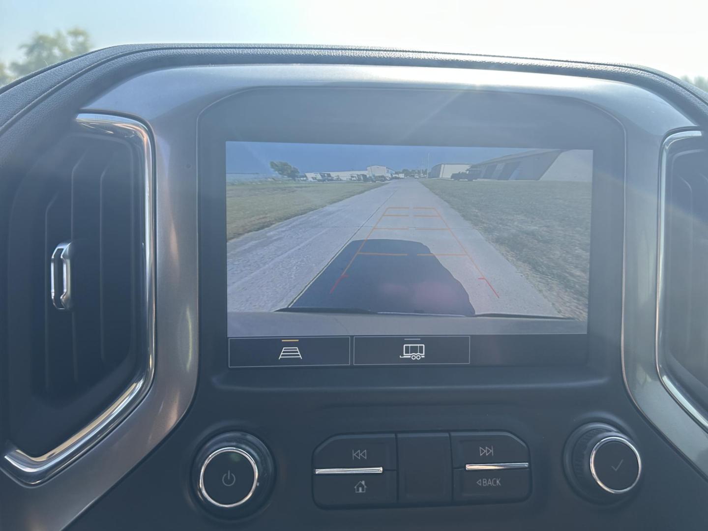2021 SILVER /Black Chevrolet Silverado 1500 LT Crew Cab 4WD (1GCUYDED2MZ) with an 5.3L V8 OHV 16V engine, 6A transmission, located at 506 S. Kingshighway, Cape Girardeau, MO, 63703, (573) 235-5000, 37.294991, -89.553635 - 2021 Chevrolet Silverado 1500 LT 113xxx miles 4x4 5.3L V8 Automatic Leather Backup Camera Power Driver Seat Heated Seats Heated Steering Wheel Bluetooth Remote Start Cruise Power Windows/Locks/Mirrors We have financing available and we accept trades! Fill out a credit application on ou - Photo#3