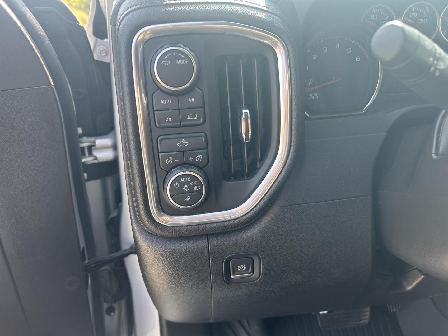 2021 SILVER /Black Chevrolet Silverado 1500 LT Crew Cab 4WD (1GCUYDED2MZ) with an 5.3L V8 OHV 16V engine, 6A transmission, located at 506 S. Kingshighway, Cape Girardeau, MO, 63703, (573) 235-5000, 37.294991, -89.553635 - 2021 Chevrolet Silverado 1500 LT 113xxx miles 4x4 5.3L V8 Automatic Leather Backup Camera Power Driver Seat Heated Seats Heated Steering Wheel Bluetooth Remote Start Cruise Power Windows/Locks/Mirrors We have financing available and we accept trades! Fill out a credit application on ou - Photo#32