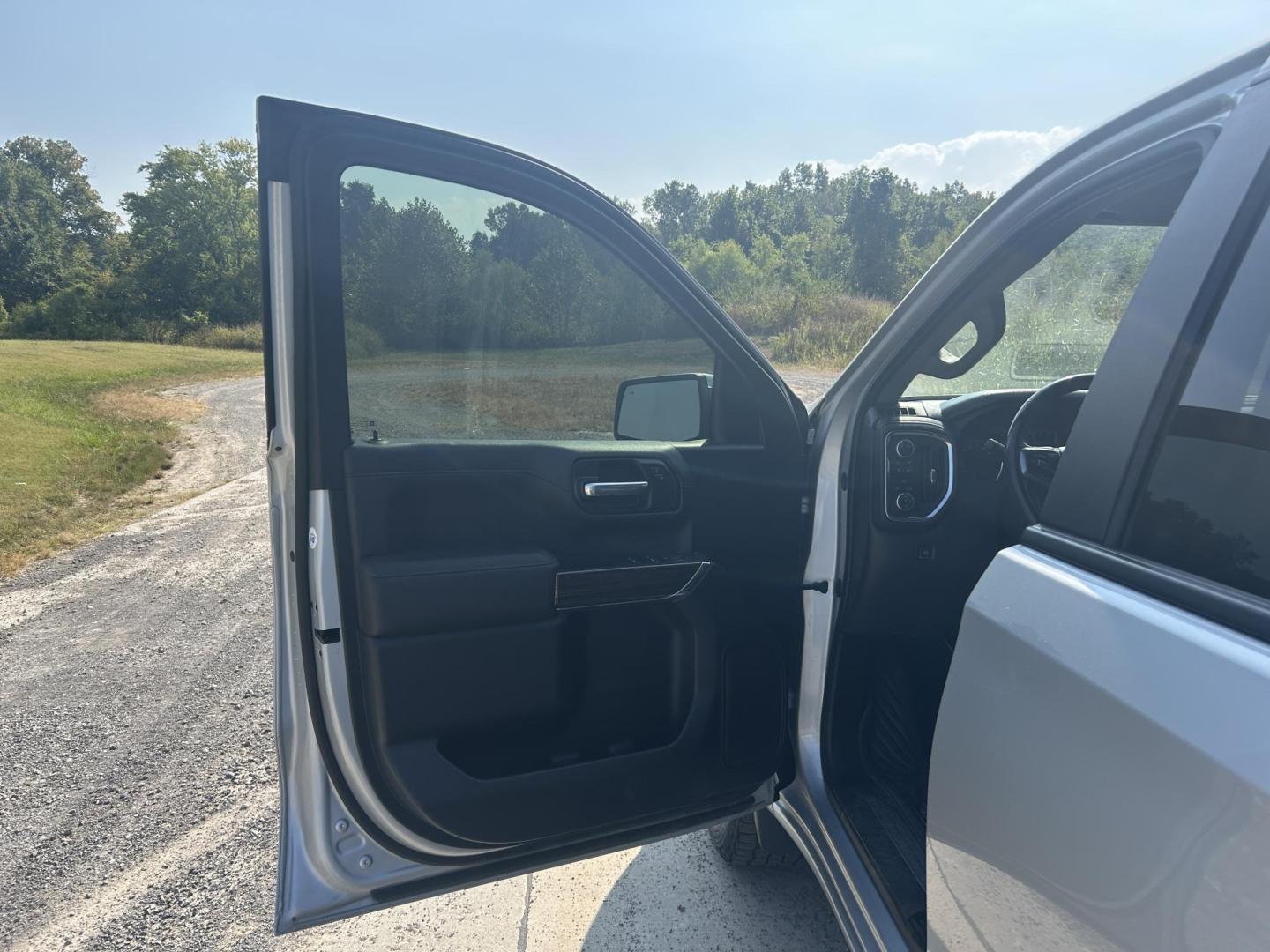 2021 SILVER /Black Chevrolet Silverado 1500 LT Crew Cab 4WD (1GCUYDED2MZ) with an 5.3L V8 OHV 16V engine, 6A transmission, located at 506 S. Kingshighway, Cape Girardeau, MO, 63703, (573) 235-5000, 37.294991, -89.553635 - 2021 Chevrolet Silverado 1500 LT 113xxx miles 4x4 5.3L V8 Automatic Leather Backup Camera Power Driver Seat Heated Seats Heated Steering Wheel Bluetooth Remote Start Cruise Power Windows/Locks/Mirrors We have financing available and we accept trades! Fill out a credit application on ou - Photo#16