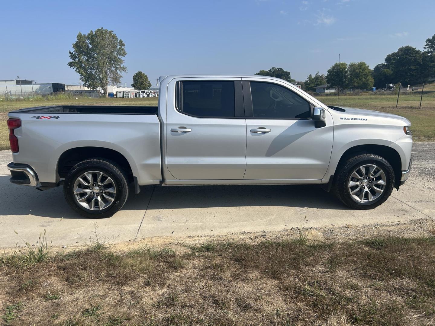 2021 SILVER /Black Chevrolet Silverado 1500 LT Crew Cab 4WD (1GCUYDED2MZ) with an 5.3L V8 OHV 16V engine, 6A transmission, located at 506 S. Kingshighway, Cape Girardeau, MO, 63703, (573) 235-5000, 37.294991, -89.553635 - 2021 Chevrolet Silverado 1500 LT 113xxx miles 4x4 5.3L V8 Automatic Leather Backup Camera Power Driver Seat Heated Seats Heated Steering Wheel Bluetooth Remote Start Cruise Power Windows/Locks/Mirrors We have financing available and we accept trades! Fill out a credit application on ou - Photo#14