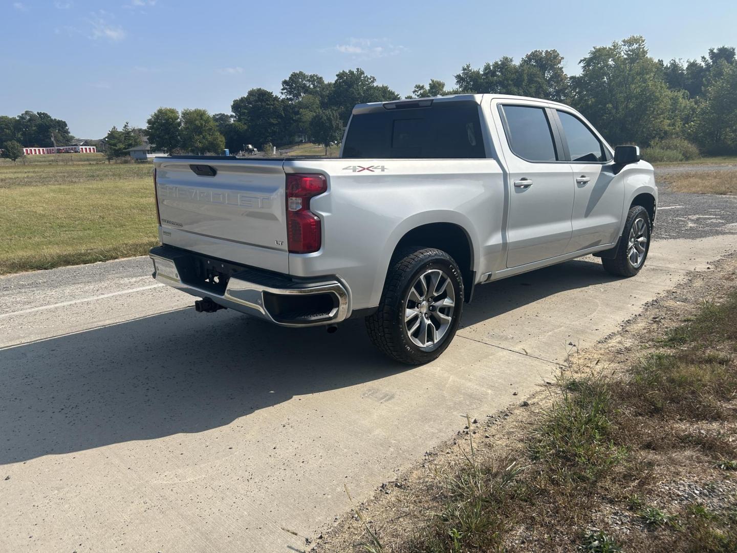 2021 SILVER /Black Chevrolet Silverado 1500 LT Crew Cab 4WD (1GCUYDED2MZ) with an 5.3L V8 OHV 16V engine, 6A transmission, located at 506 S. Kingshighway, Cape Girardeau, MO, 63703, (573) 235-5000, 37.294991, -89.553635 - 2021 Chevrolet Silverado 1500 LT 113xxx miles 4x4 5.3L V8 Automatic Leather Backup Camera Power Driver Seat Heated Seats Heated Steering Wheel Bluetooth Remote Start Cruise Power Windows/Locks/Mirrors We have financing available and we accept trades! Fill out a credit application on ou - Photo#13