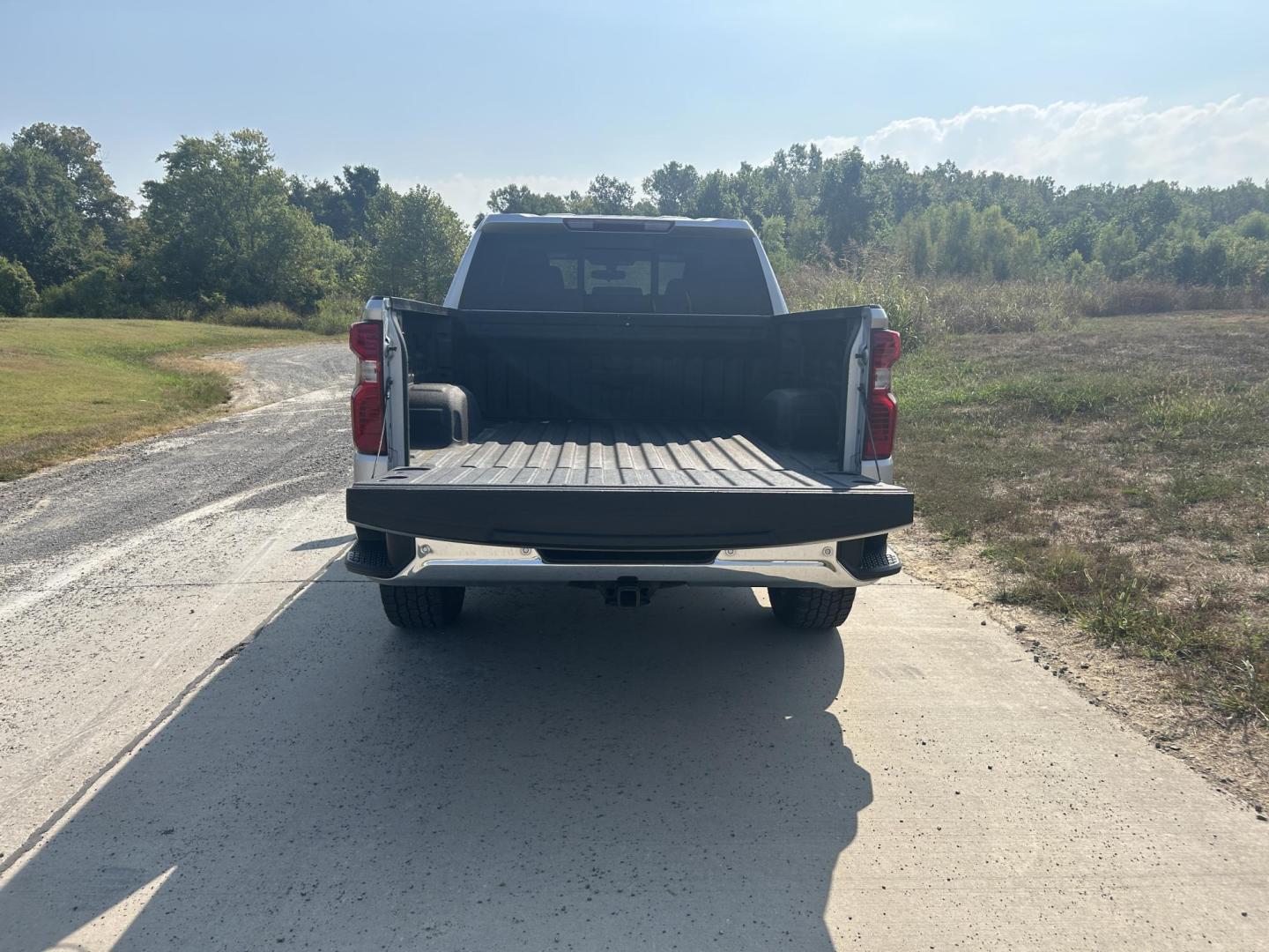 2021 SILVER /Black Chevrolet Silverado 1500 LT Crew Cab 4WD (1GCUYDED2MZ) with an 5.3L V8 OHV 16V engine, 6A transmission, located at 506 S. Kingshighway, Cape Girardeau, MO, 63703, (573) 235-5000, 37.294991, -89.553635 - 2021 Chevrolet Silverado 1500 LT 113xxx miles 4x4 5.3L V8 Automatic Leather Backup Camera Power Driver Seat Heated Seats Heated Steering Wheel Bluetooth Remote Start Cruise Power Windows/Locks/Mirrors We have financing available and we accept trades! Fill out a credit application on ou - Photo#11