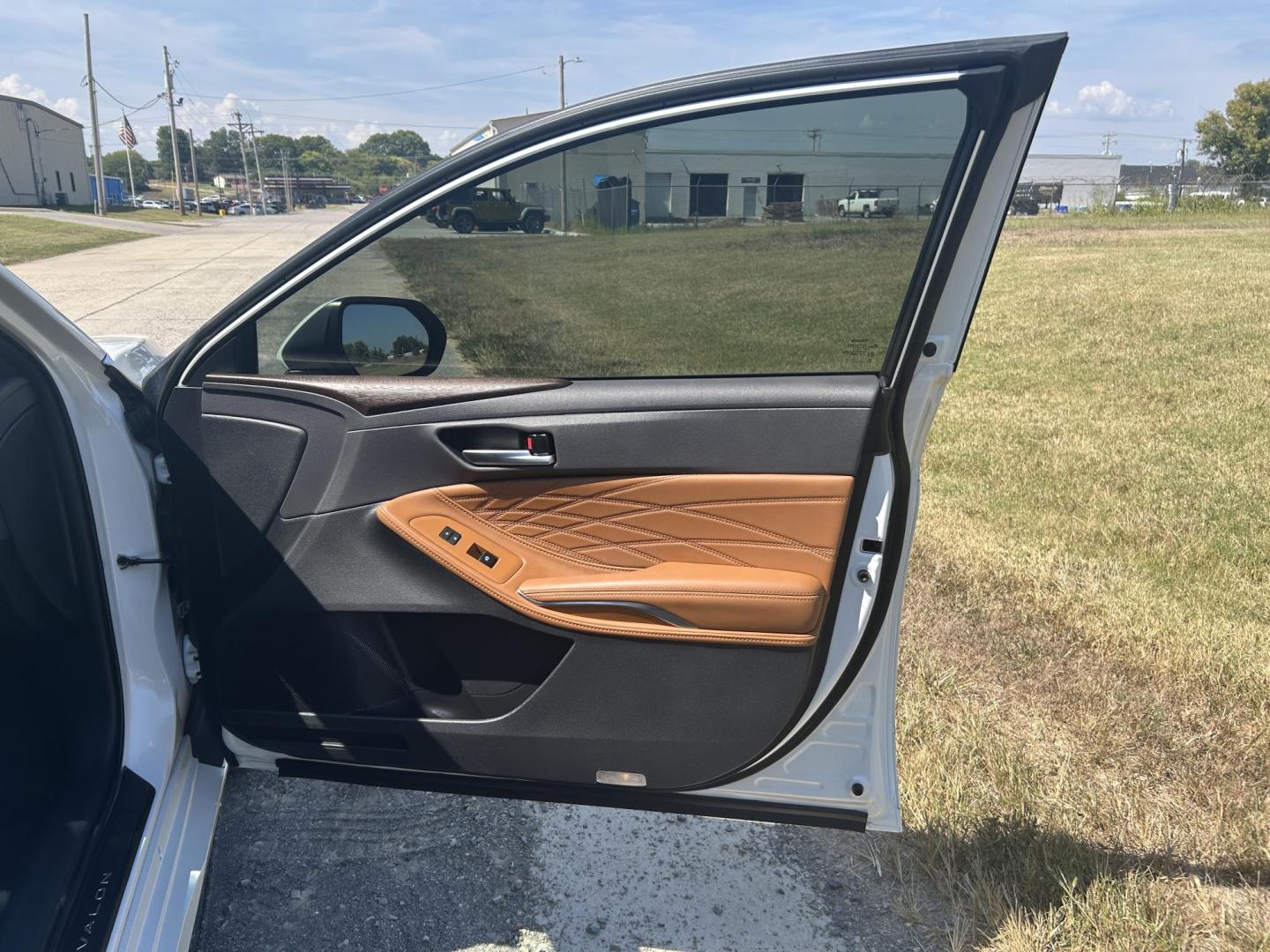 2021 WHITE /Brown Toyota Avalon Hybrid Limited (4T1DA1ABXMU) with an 2.5L L4 DOHC 16V HYBRID engine, 6A transmission, located at 506 S. Kingshighway, Cape Girardeau, MO, 63703, (573) 235-5000, 37.294991, -89.553635 - 2021 Toyota Avalon Hybrid 68xxx miles Front Wheel Drive 2.5L 4 Cyl. Hybrid Automatic Heads Up Display Leather Power/Heated/Cooled Seats Heated Rear Seats Heated Steering Wheel Backup Camera Sunroof Bluetooth Navigation Cruise Power Windows/Locks/Mirrors We have financing available an - Photo#18