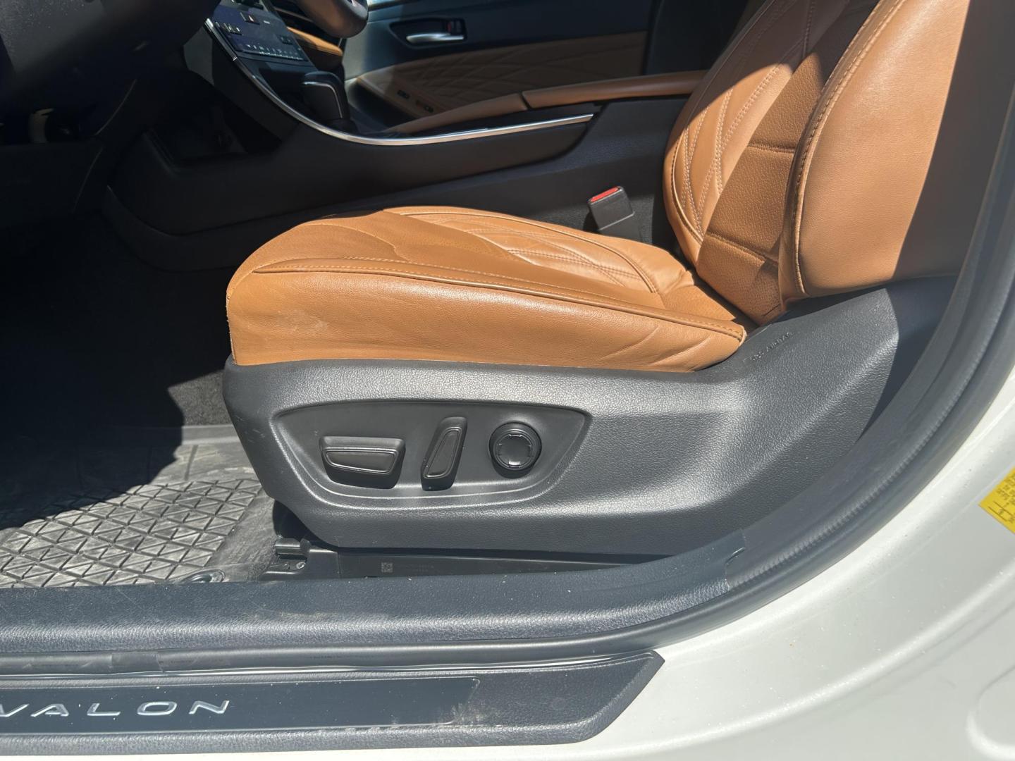 2021 WHITE /Brown Toyota Avalon Hybrid Limited (4T1DA1ABXMU) with an 2.5L L4 DOHC 16V HYBRID engine, 6A transmission, located at 506 S. Kingshighway, Cape Girardeau, MO, 63703, (573) 235-5000, 37.294991, -89.553635 - 2021 Toyota Avalon Hybrid 68xxx miles Front Wheel Drive 2.5L 4 Cyl. Hybrid Automatic Heads Up Display Leather Power/Heated/Cooled Seats Heated Rear Seats Heated Steering Wheel Backup Camera Sunroof Bluetooth Navigation Cruise Power Windows/Locks/Mirrors We have financing available an - Photo#4