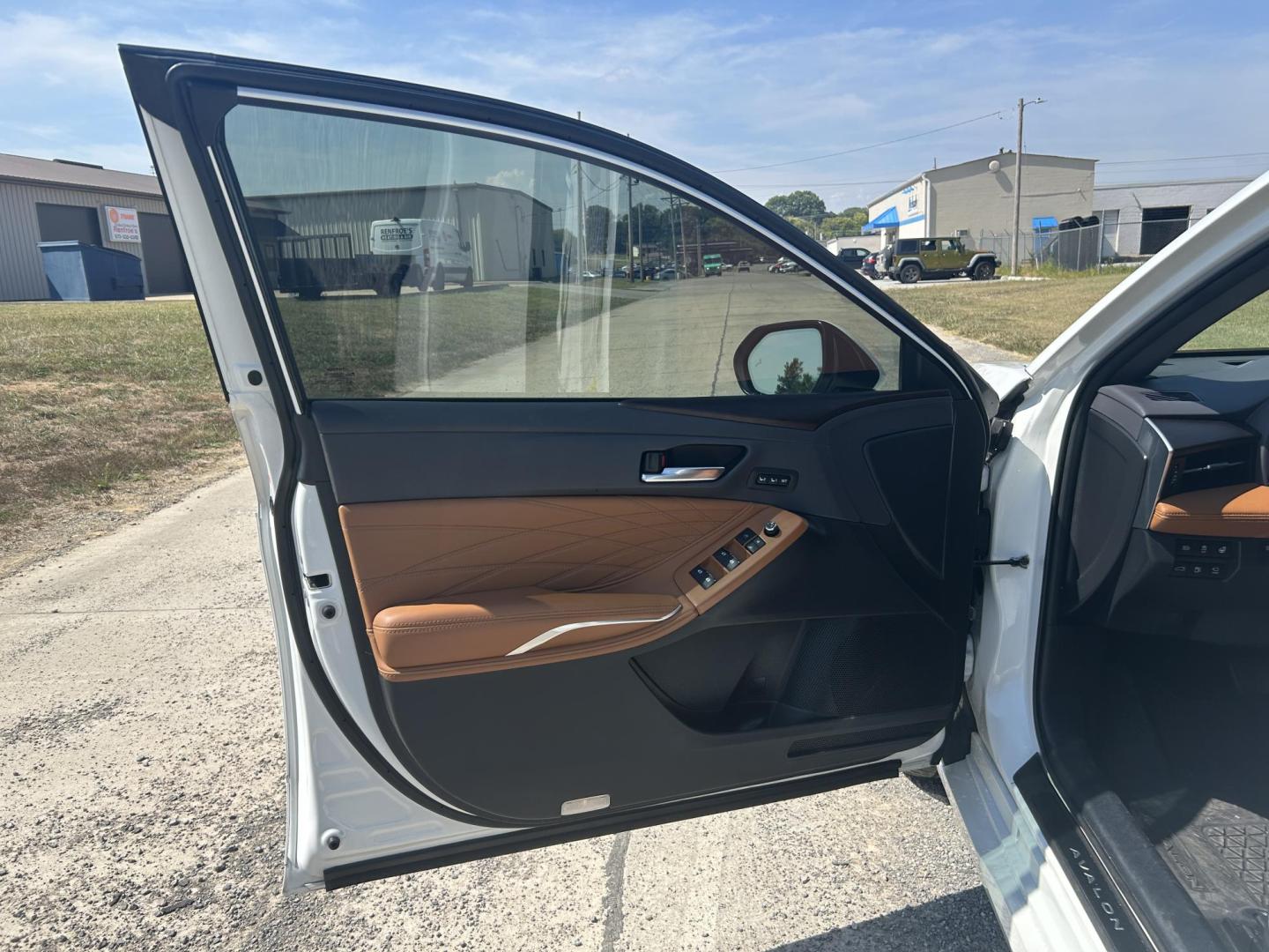2021 WHITE /Brown Toyota Avalon Hybrid Limited (4T1DA1ABXMU) with an 2.5L L4 DOHC 16V HYBRID engine, 6A transmission, located at 506 S. Kingshighway, Cape Girardeau, MO, 63703, (573) 235-5000, 37.294991, -89.553635 - 2021 Toyota Avalon Hybrid 68xxx miles Front Wheel Drive 2.5L 4 Cyl. Hybrid Automatic Heads Up Display Leather Power/Heated/Cooled Seats Heated Rear Seats Heated Steering Wheel Backup Camera Sunroof Bluetooth Navigation Cruise Power Windows/Locks/Mirrors We have financing available an - Photo#15
