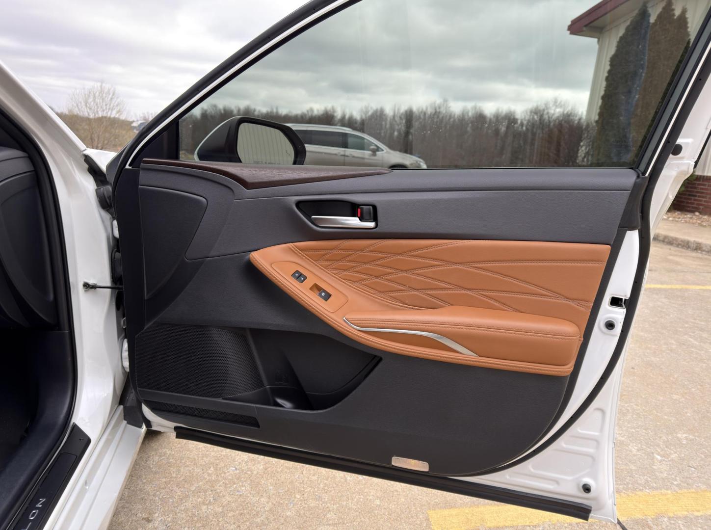 2021 WHITE /Tan Toyota Avalon Hybrid Limited (4T1DA1ABXMU) with an 2.5L 4 Cyl. Hybrid engine, Automatic transmission, located at 2990 Old Orchard Rd., Jackson, MO, 63755, 37.354214, -89.612106 - 2021 Toyota Avalon Hybrid 68xxx miles Front Wheel Drive 2.5L 4 Cyl. Hybrid Automatic Leather Navigation Power/Heated/Cooled Seats Heated Rear Seats Heated Steering Wheel Backup Camera Sunroof Heads Up Display Bluetooth Cruise Power Windows/Locks/Mirrors We have financing available an - Photo#17