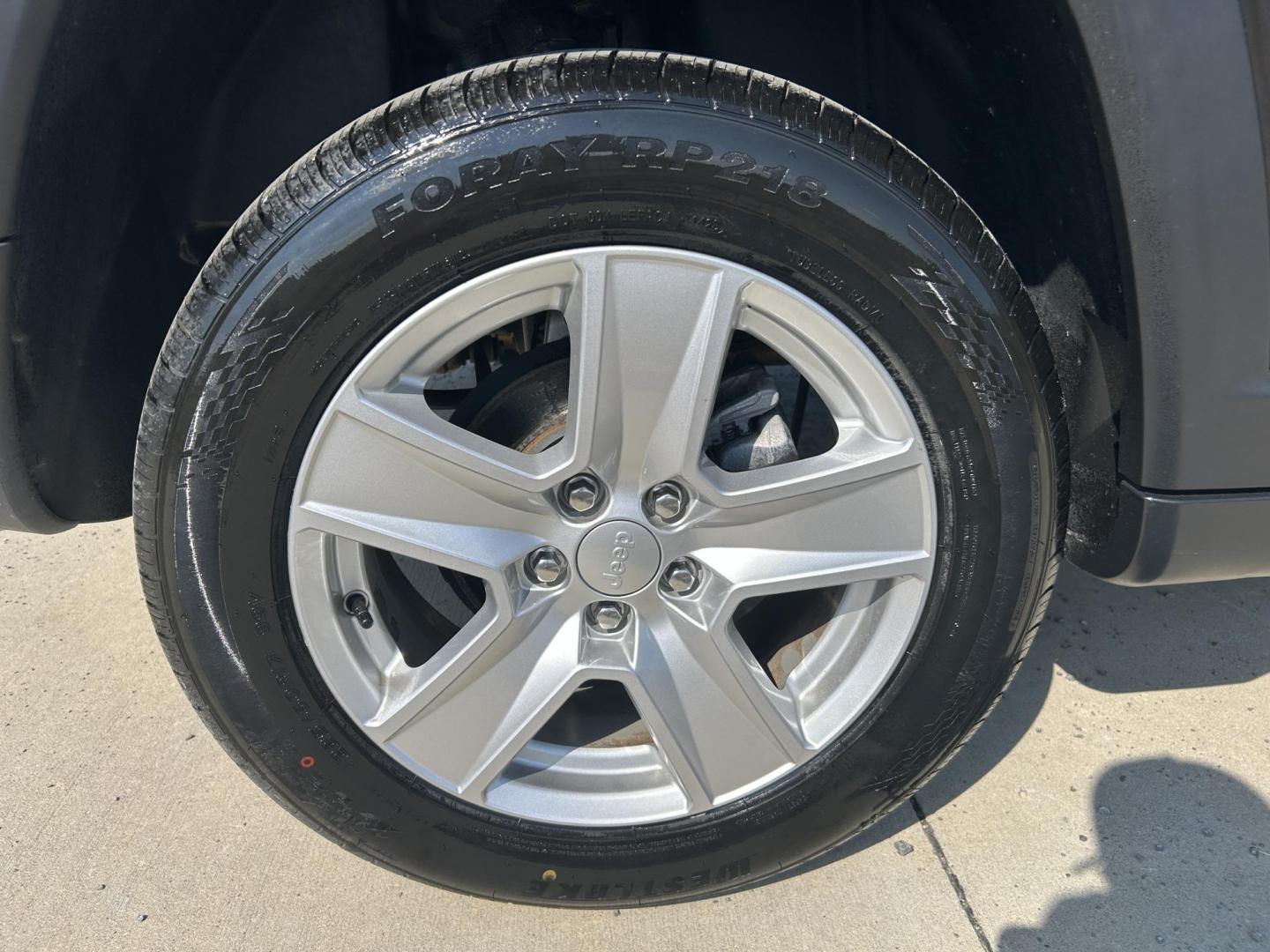 2022 GRAY /Black Jeep Compass Latitude 4WD (3C4NJDBB5NT) with an 2.4L L4 DOHC 16V engine, Automatic transmission, located at 506 S. Kingshighway, Cape Girardeau, MO, 63703, (573) 235-5000, 37.294991, -89.553635 - 2022 Jeep Compass Latitude 4WD 37xxx miles Four Wheel Drive 2.4L 4 Cyl. Automatic Backup Camera Bluetooth Power Driver Seat Heated Seats Cruise Power Lift Gate Power Windows/Locks/Mirrors We have financing available and we accept trades! Fill out a credit application on our website or co - Photo#36