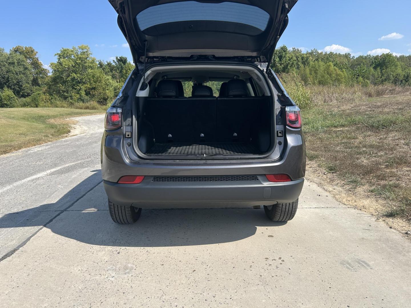 2022 GRAY /Black Jeep Compass Latitude 4WD (3C4NJDBB5NT) with an 2.4L L4 DOHC 16V engine, Automatic transmission, located at 506 S. Kingshighway, Cape Girardeau, MO, 63703, (573) 235-5000, 37.294991, -89.553635 - 2022 Jeep Compass Latitude 4WD 37xxx miles Four Wheel Drive 2.4L 4 Cyl. Automatic Backup Camera Bluetooth Power Driver Seat Heated Seats Cruise Power Lift Gate Power Windows/Locks/Mirrors We have financing available and we accept trades! Fill out a credit application on our website or co - Photo#10