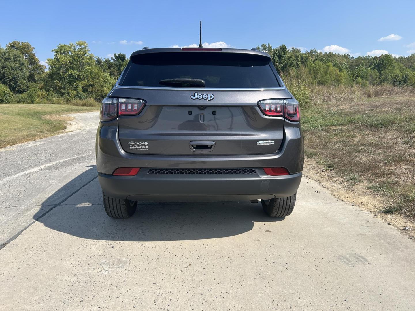 2022 GRAY /Black Jeep Compass Latitude 4WD (3C4NJDBB5NT) with an 2.4L L4 DOHC 16V engine, Automatic transmission, located at 506 S. Kingshighway, Cape Girardeau, MO, 63703, (573) 235-5000, 37.294991, -89.553635 - 2022 Jeep Compass Latitude 4WD 37xxx miles Four Wheel Drive 2.4L 4 Cyl. Automatic Backup Camera Bluetooth Power Driver Seat Heated Seats Cruise Power Lift Gate Power Windows/Locks/Mirrors We have financing available and we accept trades! Fill out a credit application on our website or co - Photo#9