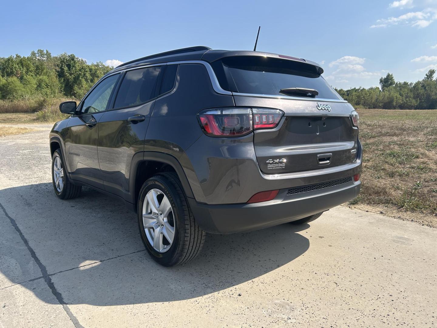 2022 GRAY /Black Jeep Compass Latitude 4WD (3C4NJDBB5NT) with an 2.4L L4 DOHC 16V engine, Automatic transmission, located at 506 S. Kingshighway, Cape Girardeau, MO, 63703, (573) 235-5000, 37.294991, -89.553635 - 2022 Jeep Compass Latitude 4WD 37xxx miles Four Wheel Drive 2.4L 4 Cyl. Automatic Backup Camera Bluetooth Power Driver Seat Heated Seats Cruise Power Lift Gate Power Windows/Locks/Mirrors We have financing available and we accept trades! Fill out a credit application on our website or co - Photo#8