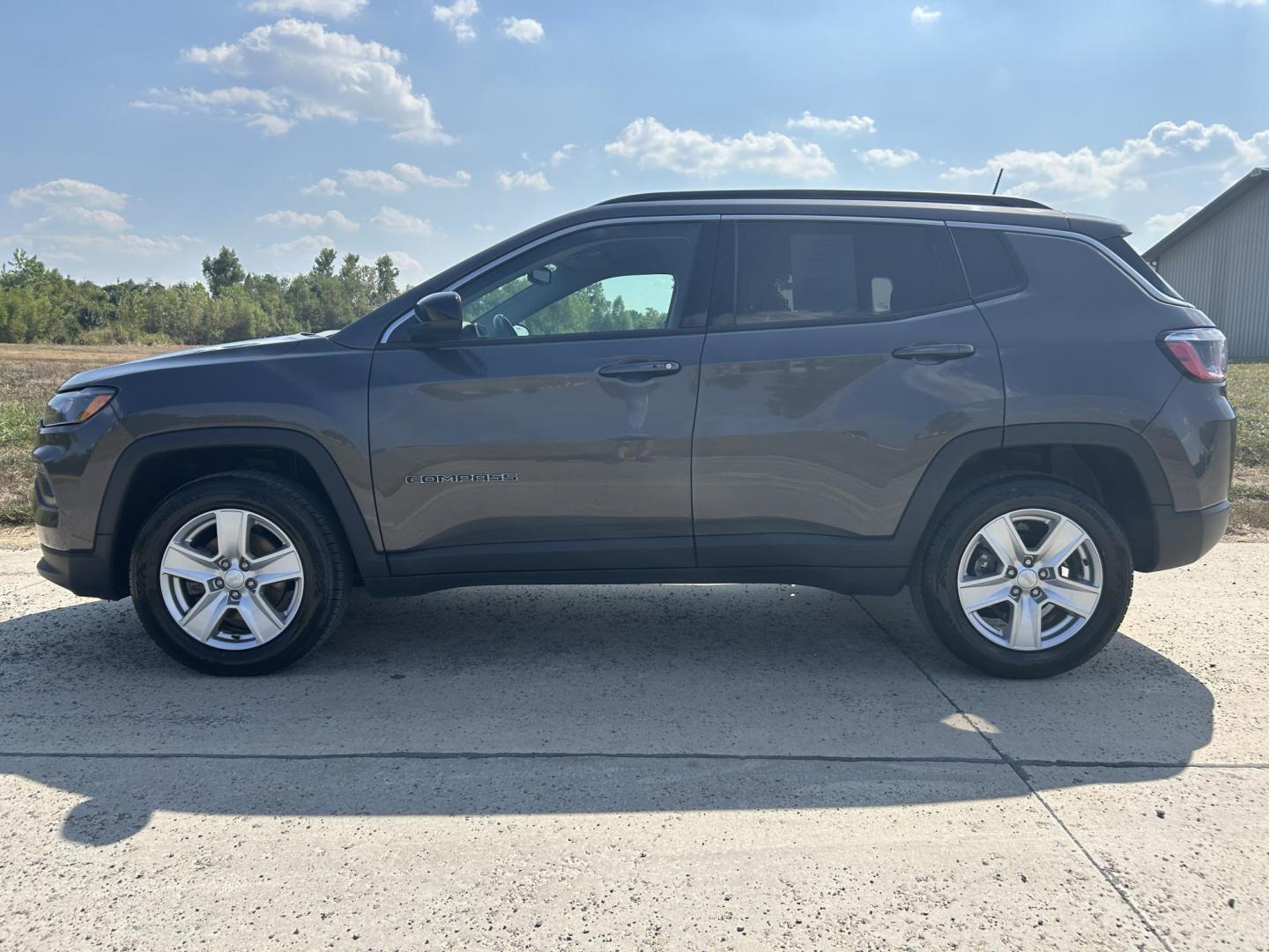 2022 GRAY /Black Jeep Compass Latitude 4WD (3C4NJDBB5NT) with an 2.4L L4 DOHC 16V engine, Automatic transmission, located at 506 S. Kingshighway, Cape Girardeau, MO, 63703, (573) 235-5000, 37.294991, -89.553635 - 2022 Jeep Compass Latitude 4WD 37xxx miles Four Wheel Drive 2.4L 4 Cyl. Automatic Backup Camera Bluetooth Power Driver Seat Heated Seats Cruise Power Lift Gate Power Windows/Locks/Mirrors We have financing available and we accept trades! Fill out a credit application on our website or co - Photo#7