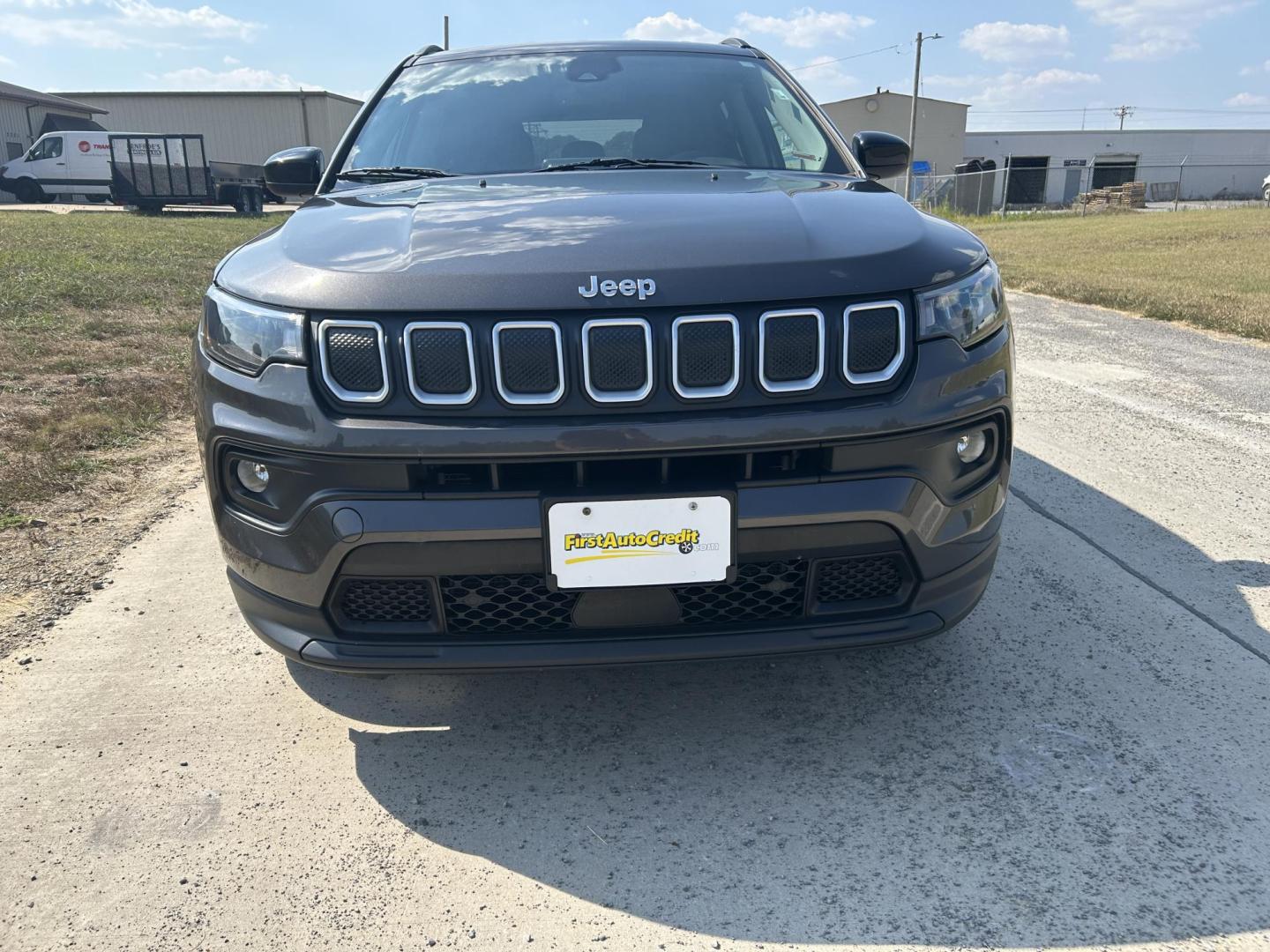2022 GRAY /Black Jeep Compass Latitude 4WD (3C4NJDBB5NT) with an 2.4L L4 DOHC 16V engine, Automatic transmission, located at 506 S. Kingshighway, Cape Girardeau, MO, 63703, (573) 235-5000, 37.294991, -89.553635 - 2022 Jeep Compass Latitude 4WD 37xxx miles Four Wheel Drive 2.4L 4 Cyl. Automatic Backup Camera Bluetooth Power Driver Seat Heated Seats Cruise Power Lift Gate Power Windows/Locks/Mirrors We have financing available and we accept trades! Fill out a credit application on our website or co - Photo#5