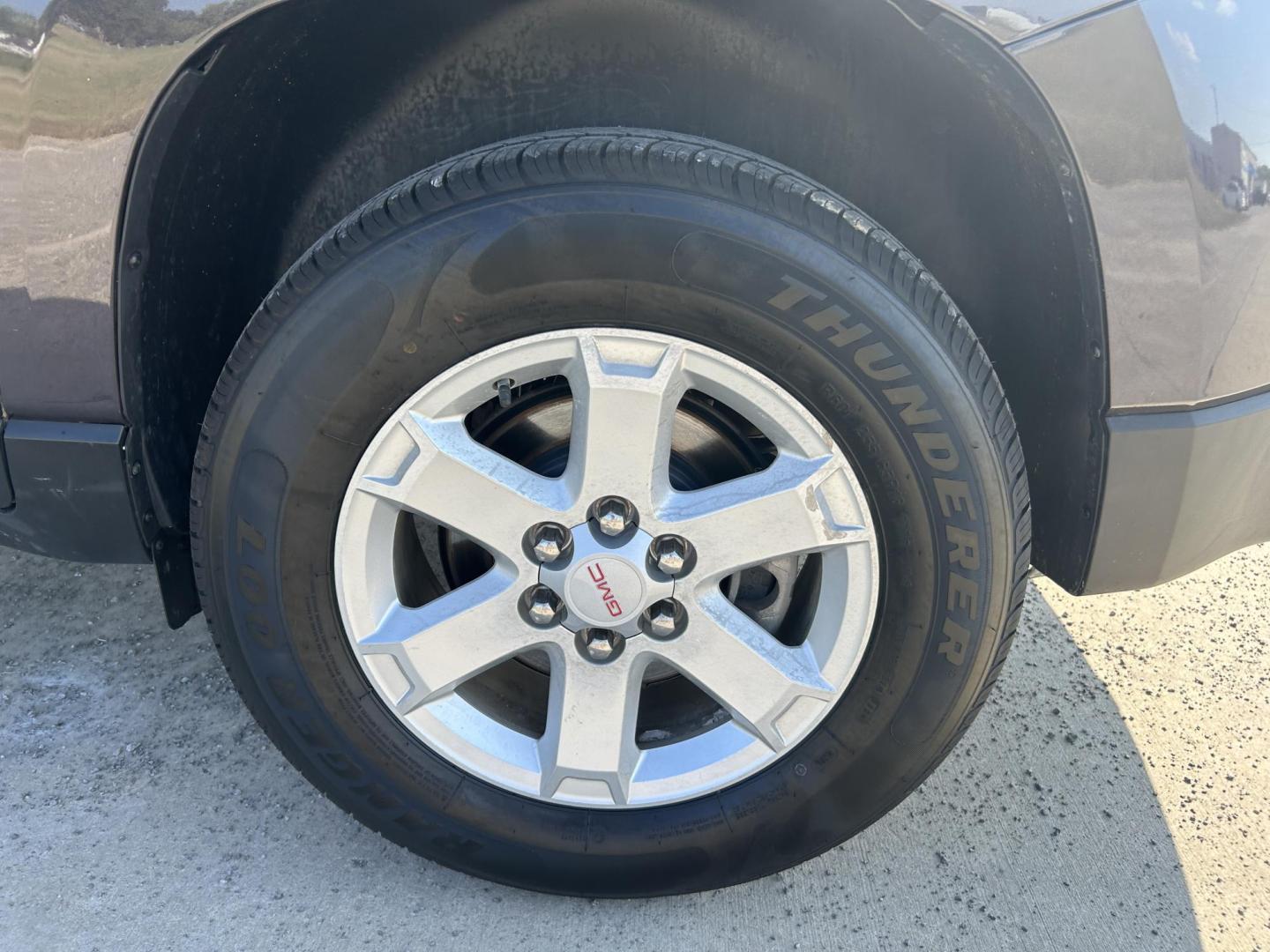 2015 BURGUNDY /Black GMC Acadia SLE-1 FWD (1GKKRNED1FJ) with an 3.6L V6 DOHC 24V engine, 6-Speed Automatic transmission, located at 506 S. Kingshighway, Cape Girardeau, MO, 63703, (573) 235-5000, 37.294991, -89.553635 - ***Salvage Title*** 2015 GMC Acadia SLE 120,XXX Miles 3.6L V6 Automatic Front Wheel Drive Back Up Camera Third Row Bluetooth Cruise Power Locks/Windows/Mirrors We have financing available and we accept trades! Fill out a credit application on our website or come by today! If you have any - Photo#20