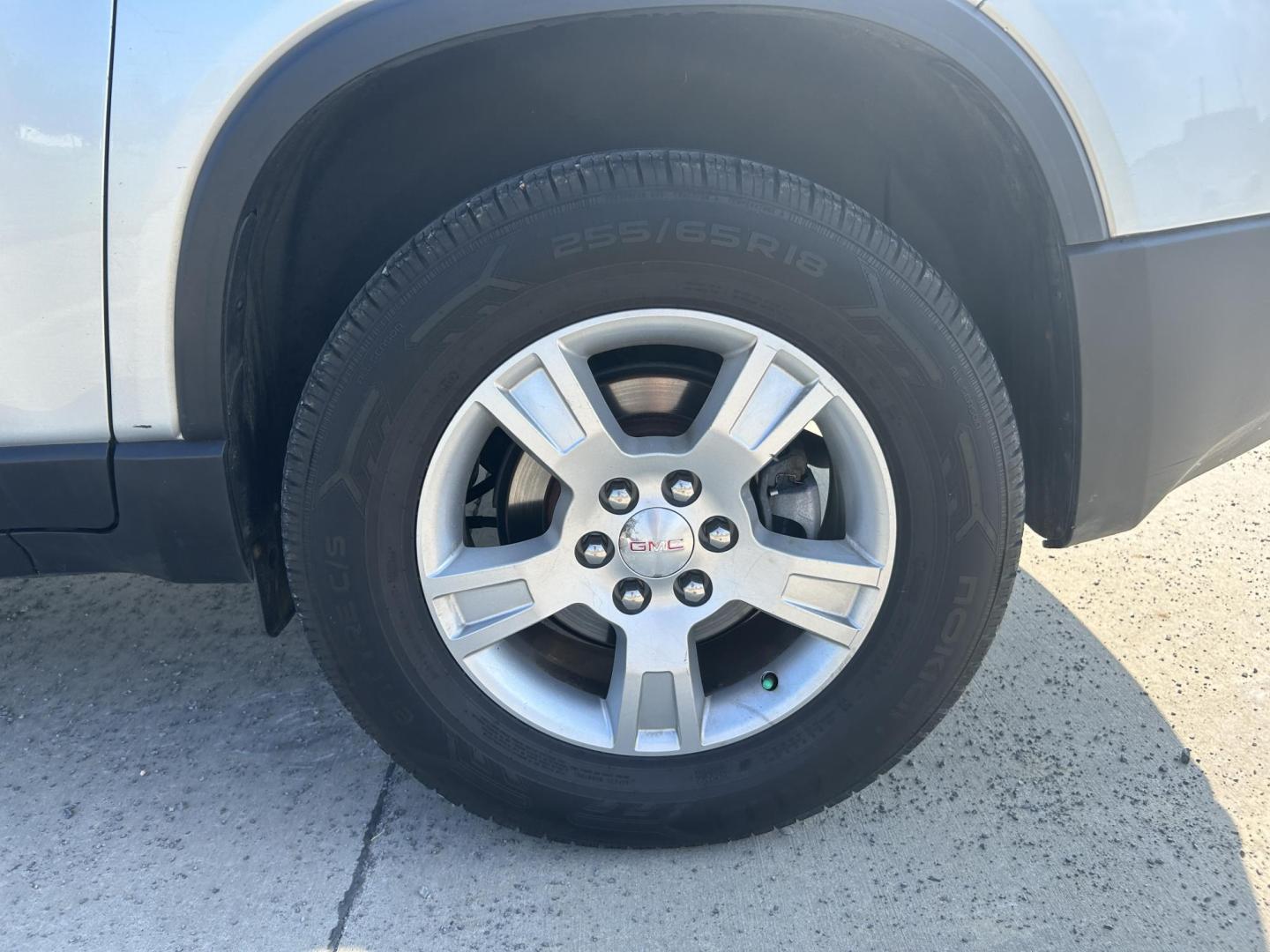 2012 SILVER /Black GMC Acadia SLE-1 FWD (1GKKRNED9CJ) with an 3.6L V6 DOHC 24V engine, 6-Speed Automatic transmission, located at 506 S. Kingshighway, Cape Girardeau, MO, 63703, (573) 235-5000, 37.294991, -89.553635 - 2012 GMC Acadia SLE 86,XXX Miles 3.6L V6 Automatic Front Wheel Drive Remote Start Bluetooth Cruise Power Locks/Windows/Mirrors We have financing available and we accept trades! Fill out a credit application on our website or come by today! If you have any questions, give us a call at (573) - Photo#23