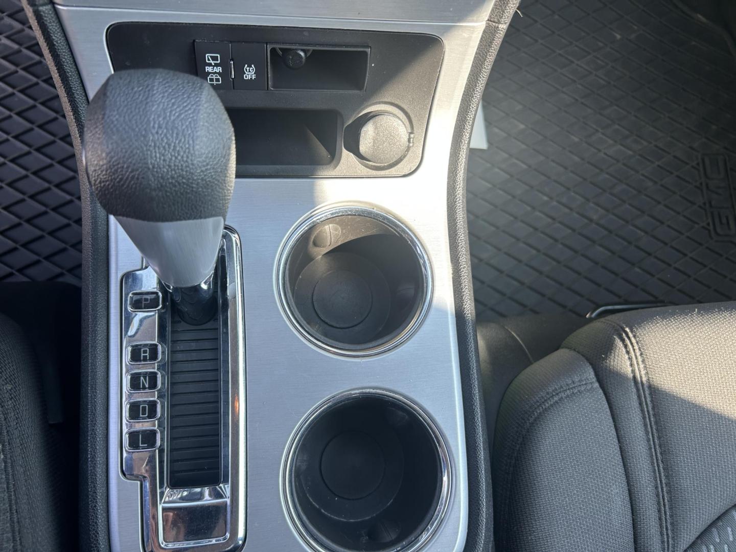 2012 SILVER /Black GMC Acadia SLE-1 FWD (1GKKRNED9CJ) with an 3.6L V6 DOHC 24V engine, 6-Speed Automatic transmission, located at 506 S. Kingshighway, Cape Girardeau, MO, 63703, (573) 235-5000, 37.294991, -89.553635 - 2012 GMC Acadia SLE 86,XXX Miles 3.6L V6 Automatic Front Wheel Drive Remote Start Bluetooth Cruise Power Locks/Windows/Mirrors We have financing available and we accept trades! Fill out a credit application on our website or come by today! If you have any questions, give us a call at (573) - Photo#27