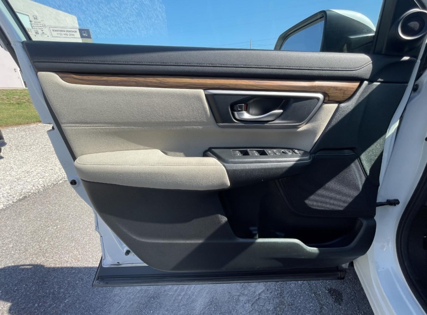 2017 WHITE /Tan Cloth Honda CR-V EX AWD (5J6RW2H53HL) with an 1.5L 4 Cyl. engine, CVT transmission, located at 2990 Old Orchard Rd., Jackson, MO, 63755, 37.354214, -89.612106 - We have financing available and we accept trades! Fill out a credit application on our website or come by today! If you have any questions, give us a call at (573) 204-7777 or visit our website at firstautocredit.com. - Photo#15