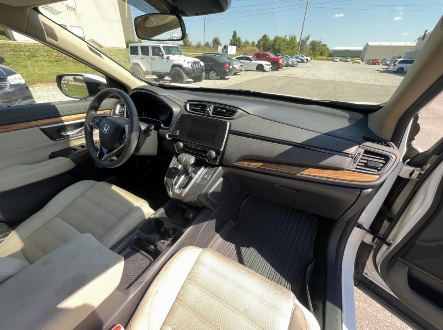 2017 WHITE /Tan Cloth Honda CR-V EX AWD (5J6RW2H53HL) with an 1.5L 4 Cyl. engine, CVT transmission, located at 2990 Old Orchard Rd., Jackson, MO, 63755, 37.354214, -89.612106 - We have financing available and we accept trades! Fill out a credit application on our website or come by today! If you have any questions, give us a call at (573) 204-7777 or visit our website at firstautocredit.com. - Photo#17