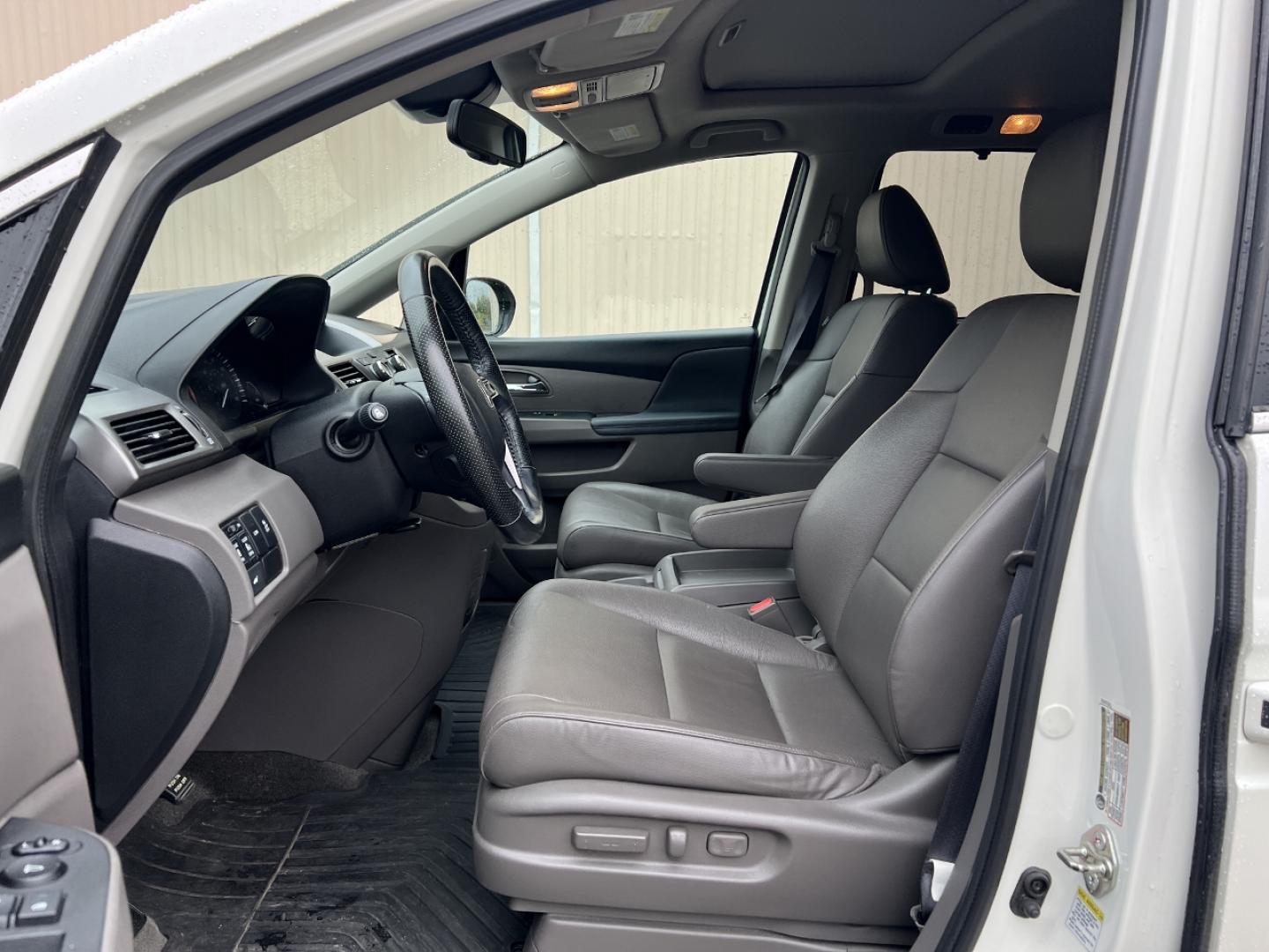 2017 WHITE /Gray Leather Honda Odyssey EX-L (5FNRL5H64HB) with an 3.5L V6 engine, Automatic transmission, located at 2990 Old Orchard Rd., Jackson, MO, 63755, 37.354214, -89.612106 - We have financing available and we accept trades! Fill out a credit application on our website or come by today! If you have any questions, give us a call at (573) 204-7777 or visit our website at firstautocredit.com. - Photo#6