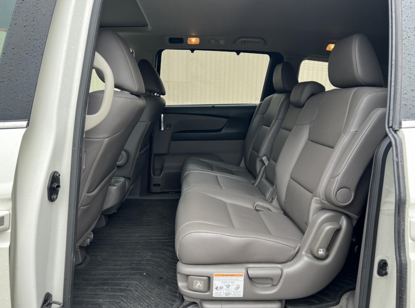 2017 WHITE /Gray Leather Honda Odyssey EX-L (5FNRL5H64HB) with an 3.5L V6 engine, Automatic transmission, located at 2990 Old Orchard Rd., Jackson, MO, 63755, 37.354214, -89.612106 - We have financing available and we accept trades! Fill out a credit application on our website or come by today! If you have any questions, give us a call at (573) 204-7777 or visit our website at firstautocredit.com. - Photo#7
