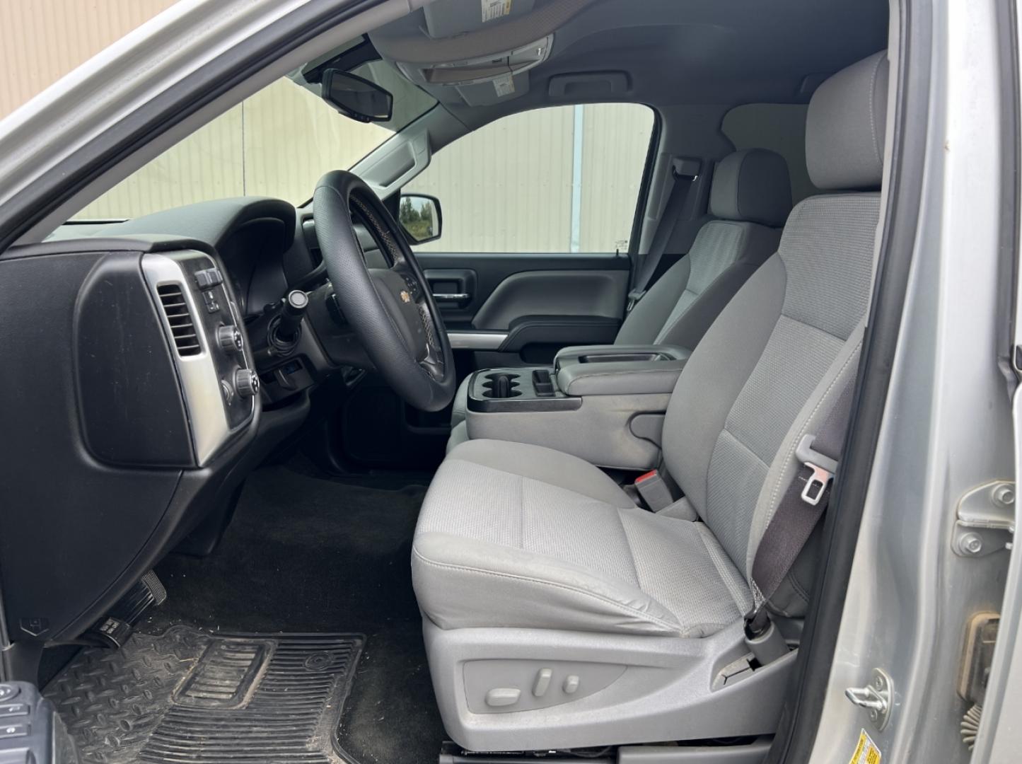2017 SILVER /Gray Cloth Chevrolet Silverado 1500 LT Crew Cab 4WD (3GCUKRECXHG) with an 5.3L V8 engine, Automatic transmission, located at 2990 Old Orchard Rd., Jackson, MO, 63755, 37.354214, -89.612106 - We have financing available and we accept trades! Fill out a credit application on our website or come by today! If you have any questions, give us a call at (573) 204-7777 or visit our website at firstautocredit.com. - Photo#5