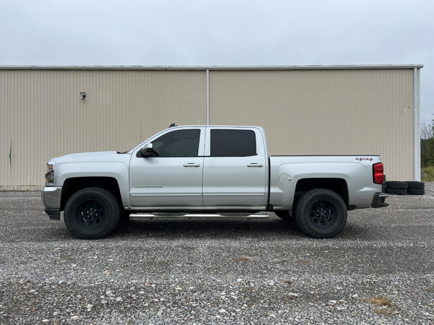 2017 SILVER /Gray Cloth Chevrolet Silverado 1500 LT Crew Cab 4WD (3GCUKRECXHG) with an 5.3L V8 engine, Automatic transmission, located at 2990 Old Orchard Rd., Jackson, MO, 63755, 37.354214, -89.612106 - We have financing available and we accept trades! Fill out a credit application on our website or come by today! If you have any questions, give us a call at (573) 204-7777 or visit our website at firstautocredit.com. - Photo#7