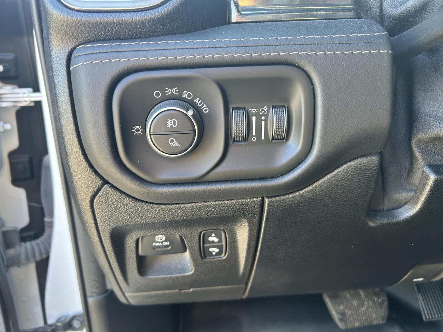 2021 WHITE /Black RAM 1500 Limited Crew Cab SWB 4WD (1C6SRFHT1MN) with an 5.7L V8 OHV 16V engine, Automatic transmission, located at 506 S. Kingshighway, Cape Girardeau, MO, 63703, (573) 235-5000, 37.294991, -89.553635 - 2021 Ram 1500 Longhorn 34xxx miles 4x4 5.7L V8 HEMI eTourque Automatic One Owner 4 Corner Air Suspension Leather Navigation Power/Heated/Cooled Seats Heated/Cooled Rear Seats Heated Steering Wheel Backup Camera Bluetooth Power Running Boards Harman Karmon Sound System Remote Start C - Photo#25