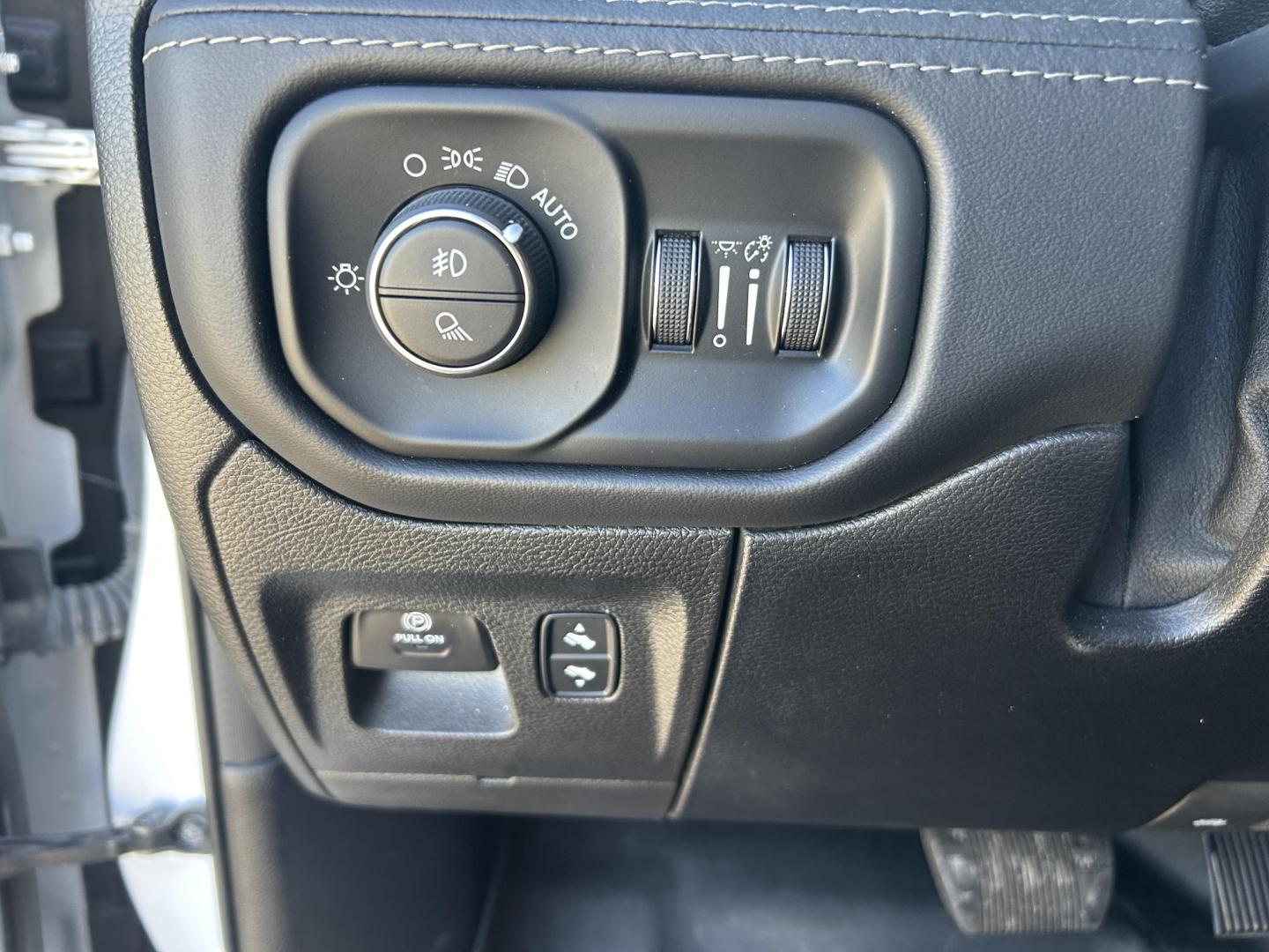 2021 WHITE /Black RAM 1500 Limited Crew Cab SWB 4WD (1C6SRFHT1MN) with an 5.7L V8 OHV 16V engine, Automatic transmission, located at 506 S. Kingshighway, Cape Girardeau, MO, 63703, (573) 235-5000, 37.294991, -89.553635 - 2021 Ram 1500 Longhorn 34xxx miles 4x4 5.7L V8 HEMI eTourque Automatic One Owner 4 Corner Air Suspension Leather Navigation Power/Heated/Cooled Seats Heated/Cooled Rear Seats Heated Steering Wheel Backup Camera Bluetooth Power Running Boards Harman Karmon Sound System Remote Start C - Photo#30