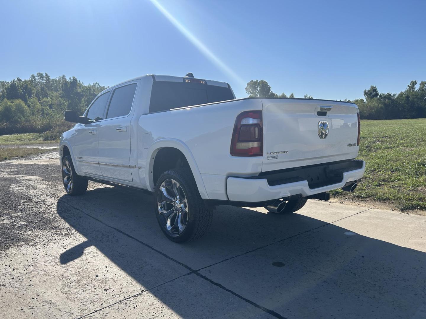 2021 WHITE /Black RAM 1500 Limited Crew Cab SWB 4WD (1C6SRFHT1MN) with an 5.7L V8 OHV 16V engine, Automatic transmission, located at 506 S. Kingshighway, Cape Girardeau, MO, 63703, (573) 235-5000, 37.294991, -89.553635 - 2021 Ram 1500 Longhorn 34xxx miles 4x4 5.7L V8 HEMI eTourque Automatic One Owner 4 Corner Air Suspension Leather Navigation Power/Heated/Cooled Seats Heated/Cooled Rear Seats Heated Steering Wheel Backup Camera Bluetooth Power Running Boards Harman Karmon Sound System Remote Start C - Photo#9