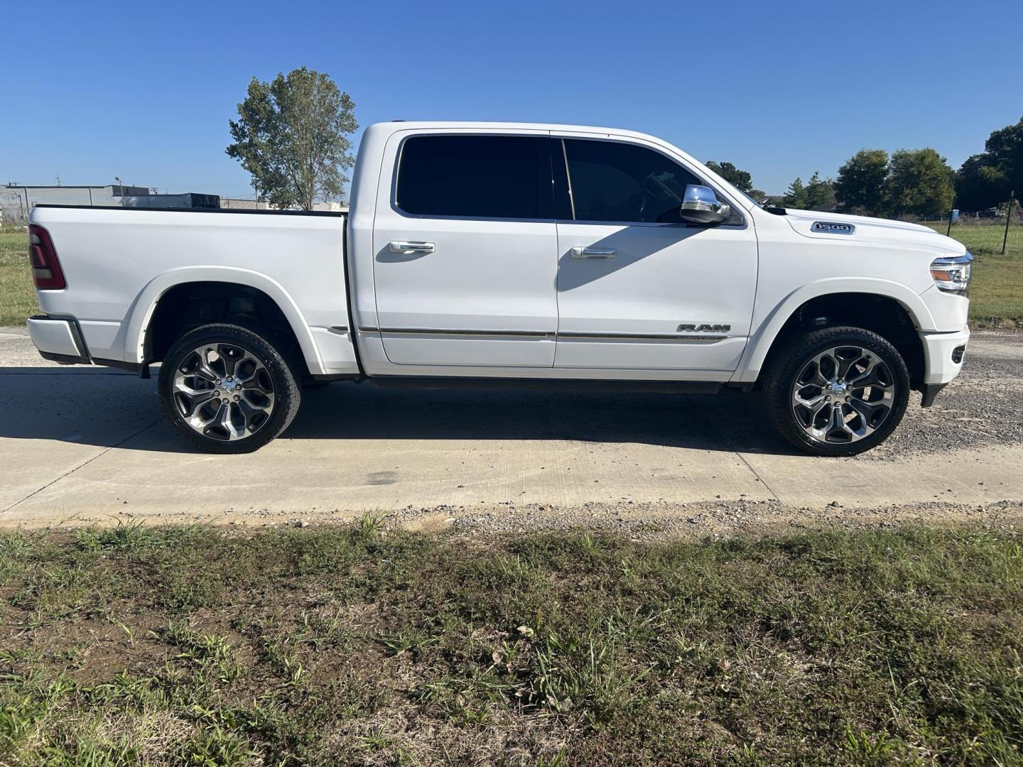 2021 WHITE /Black RAM 1500 Limited Crew Cab SWB 4WD (1C6SRFHT1MN) with an 5.7L V8 OHV 16V engine, Automatic transmission, located at 506 S. Kingshighway, Cape Girardeau, MO, 63703, (573) 235-5000, 37.294991, -89.553635 - 2021 Ram 1500 Longhorn 34xxx miles 4x4 5.7L V8 HEMI eTourque Automatic One Owner 4 Corner Air Suspension Leather Navigation Power/Heated/Cooled Seats Heated/Cooled Rear Seats Heated Steering Wheel Backup Camera Bluetooth Power Running Boards Harman Karmon Sound System Remote Start C - Photo#11
