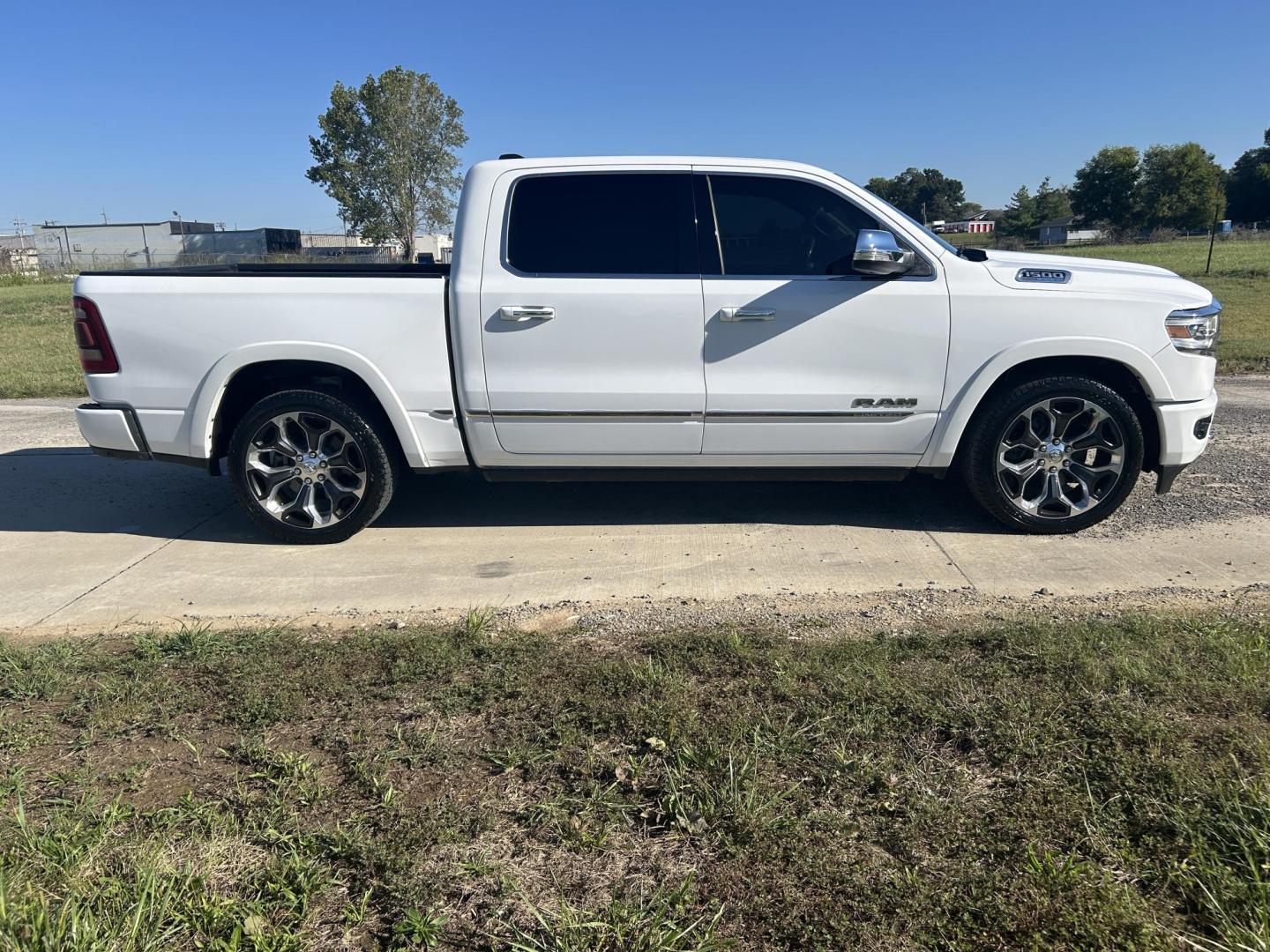 2021 WHITE /Black RAM 1500 Limited Crew Cab SWB 4WD (1C6SRFHT1MN) with an 5.7L V8 OHV 16V engine, Automatic transmission, located at 506 S. Kingshighway, Cape Girardeau, MO, 63703, (573) 235-5000, 37.294991, -89.553635 - 2021 Ram 1500 Longhorn 34xxx miles 4x4 5.7L V8 HEMI eTourque Automatic One Owner 4 Corner Air Suspension Leather Navigation Power/Heated/Cooled Seats Heated/Cooled Rear Seats Heated Steering Wheel Backup Camera Bluetooth Power Running Boards Harman Karmon Sound System Remote Start C - Photo#15