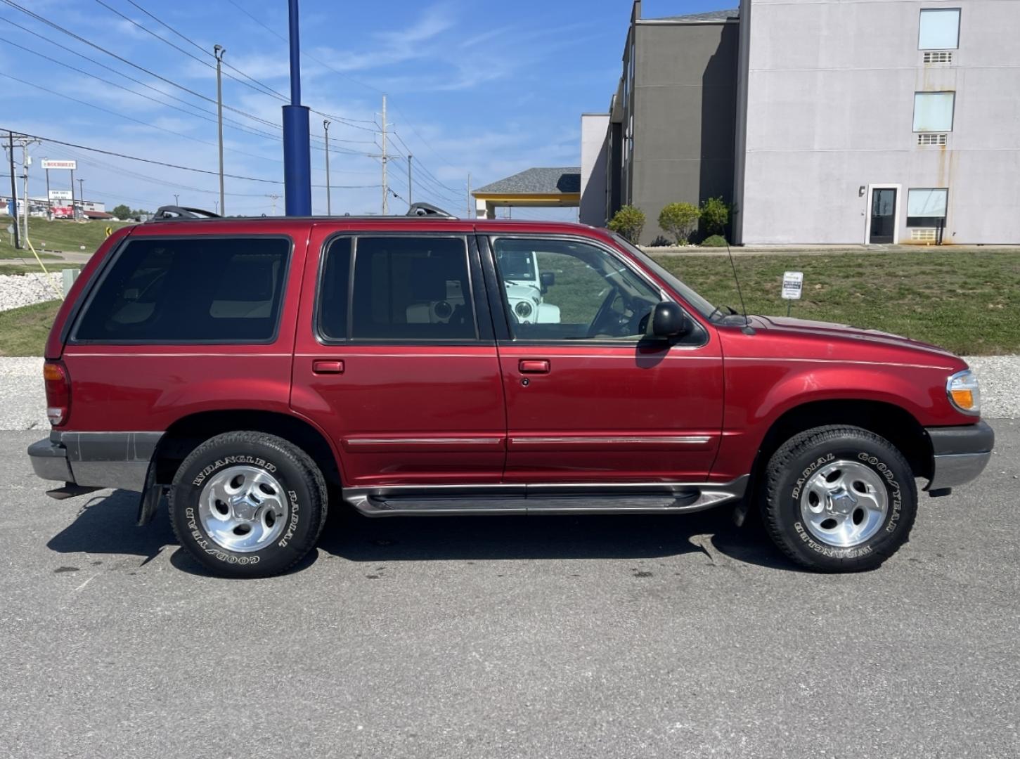 2001 RED /Tan Cloth Ford Explorer XLT 4WD (1FMZU73E81Z) with an 4.0L V6 engine, Automatic transmission, located at 2990 Old Orchard Rd., Jackson, MO, 63755, 37.354214, -89.612106 - We have financing available and we accept trades! Fill out a credit application on our website or come by today! If you have any questions, give us a call at (573) 204-7777 or visit our website at firstautocredit.com. - Photo#4