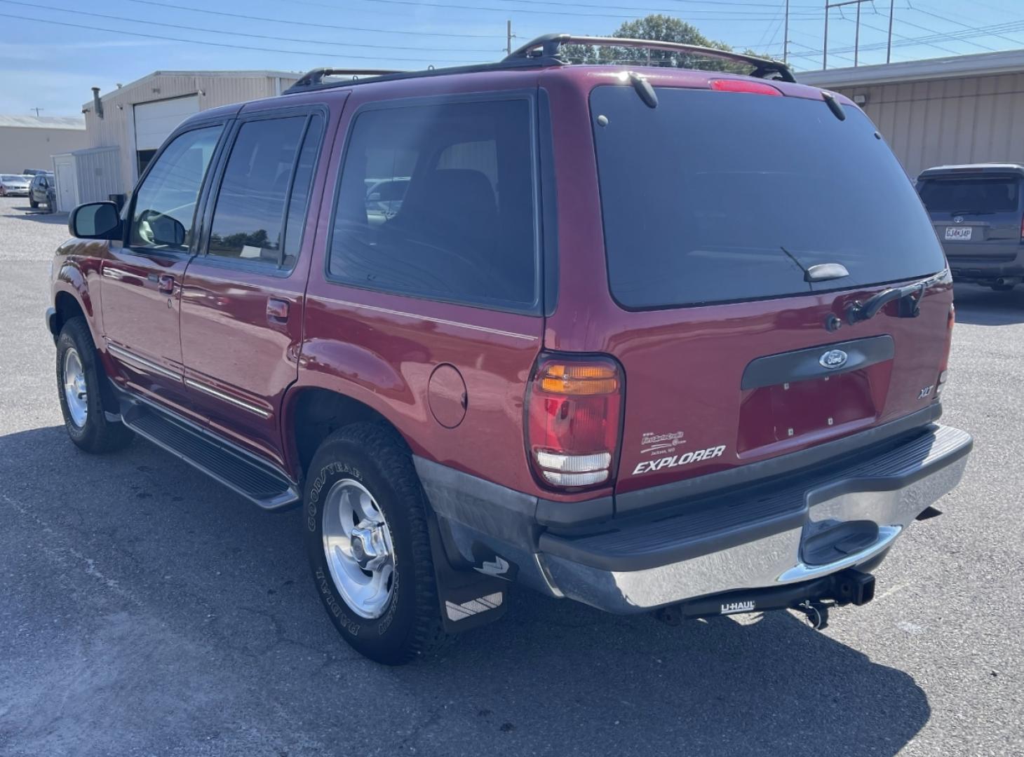 2001 RED /Tan Cloth Ford Explorer XLT 4WD (1FMZU73E81Z) with an 4.0L V6 engine, Automatic transmission, located at 2990 Old Orchard Rd., Jackson, MO, 63755, 37.354214, -89.612106 - We have financing available and we accept trades! Fill out a credit application on our website or come by today! If you have any questions, give us a call at (573) 204-7777 or visit our website at firstautocredit.com. - Photo#6