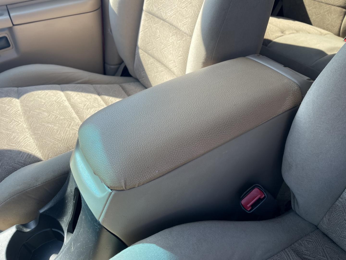 2001 RED /Tan Cloth Ford Explorer XLT 4WD (1FMZU73E81Z) with an 4.0L V6 engine, Automatic transmission, located at 2990 Old Orchard Rd., Jackson, MO, 63755, 37.354214, -89.612106 - We have financing available and we accept trades! Fill out a credit application on our website or come by today! If you have any questions, give us a call at (573) 204-7777 or visit our website at firstautocredit.com. - Photo#22