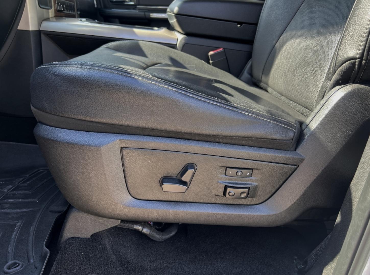 2017 WHITE /Black Leather RAM 2500 Laramie Crew Cab SWB 4WD (3C6UR5FJ2HG) with an 6.4L V8 engine, Automatic transmission, located at 2990 Old Orchard Rd., Jackson, MO, 63755, 37.354214, -89.612106 - 2017 Ram 2500 Heavy Duty Laramie 105xxx miles 4x4 6.4L V8 Automatic Leather Power/Heated/Cooled Seats Heated Rear Seats Heated Steering Wheel Backup Camera Bluetooth Cruise Power Windows/Locks/Mirrors We have financing available and we accept trades! Fill out a credit application on our - Photo#5