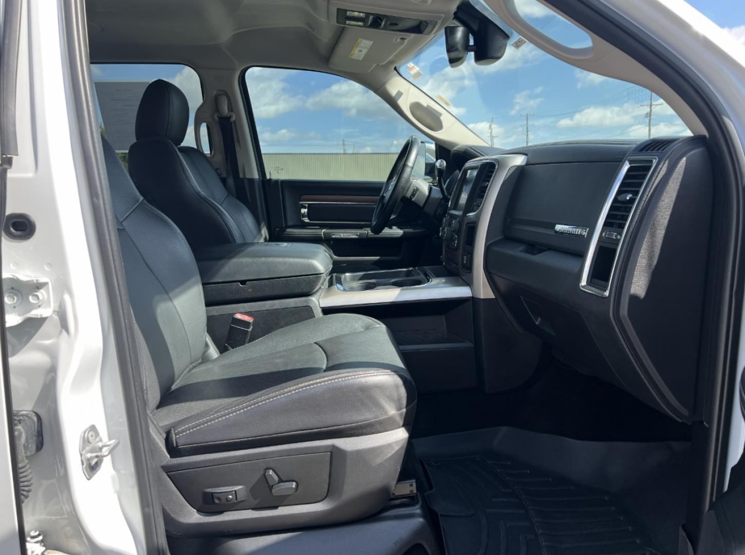 2017 WHITE /Black Leather RAM 2500 Laramie Crew Cab SWB 4WD (3C6UR5FJ2HG) with an 6.4L V8 engine, Automatic transmission, located at 2990 Old Orchard Rd., Jackson, MO, 63755, 37.354214, -89.612106 - 2017 Ram 2500 Heavy Duty Laramie 105xxx miles 4x4 6.4L V8 Automatic Leather Power/Heated/Cooled Seats Heated Rear Seats Heated Steering Wheel Backup Camera Bluetooth Cruise Power Windows/Locks/Mirrors We have financing available and we accept trades! Fill out a credit application on our - Photo#17