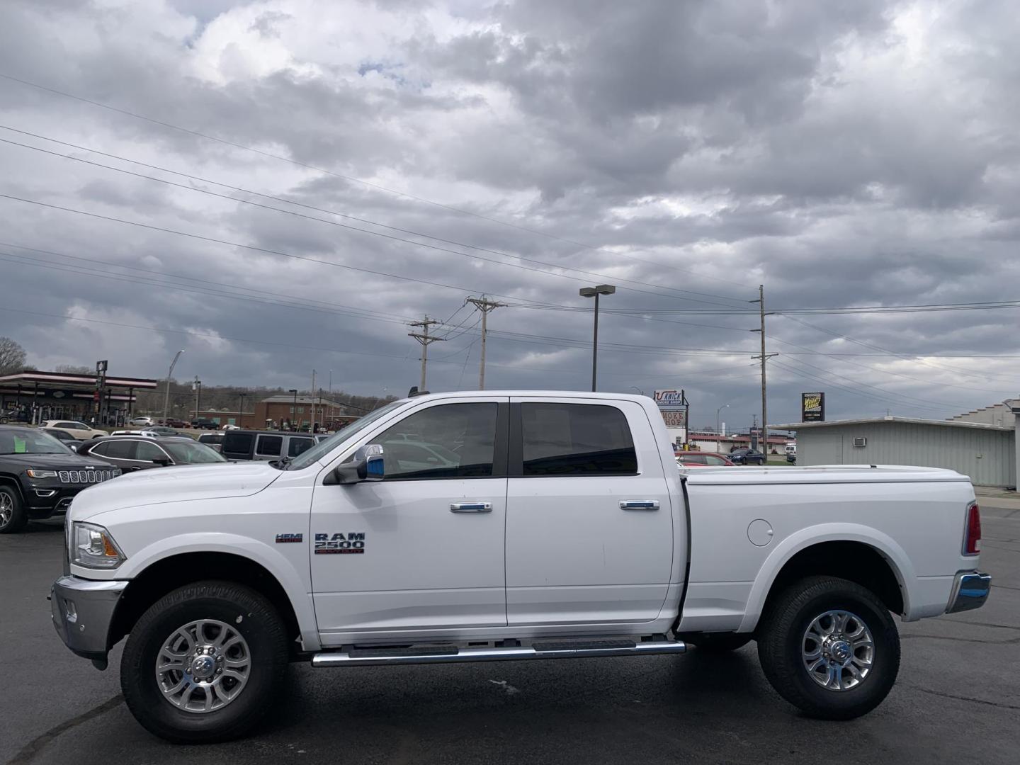 2017 WHITE /Black Leather RAM 2500 Laramie Crew Cab SWB 4WD (3C6UR5FJ2HG) with an 6.4L V8 engine, Automatic transmission, located at 506 S. Kingshighway, Cape Girardeau, MO, 63703, (573) 235-5000, 37.294991, -89.553635 - 2017 Ram 2500 Heavy Duty Laramie 105xxx miles 4x4 6.4L V8 Automatic Leather Power/Heated/Cooled Seats Heated Rear Seats Heated Steering Wheel Backup Camera Bluetooth Cruise Power Windows/Locks/Mirrors We have financing available and we accept trades! Fill out a credit application on o - Photo#4