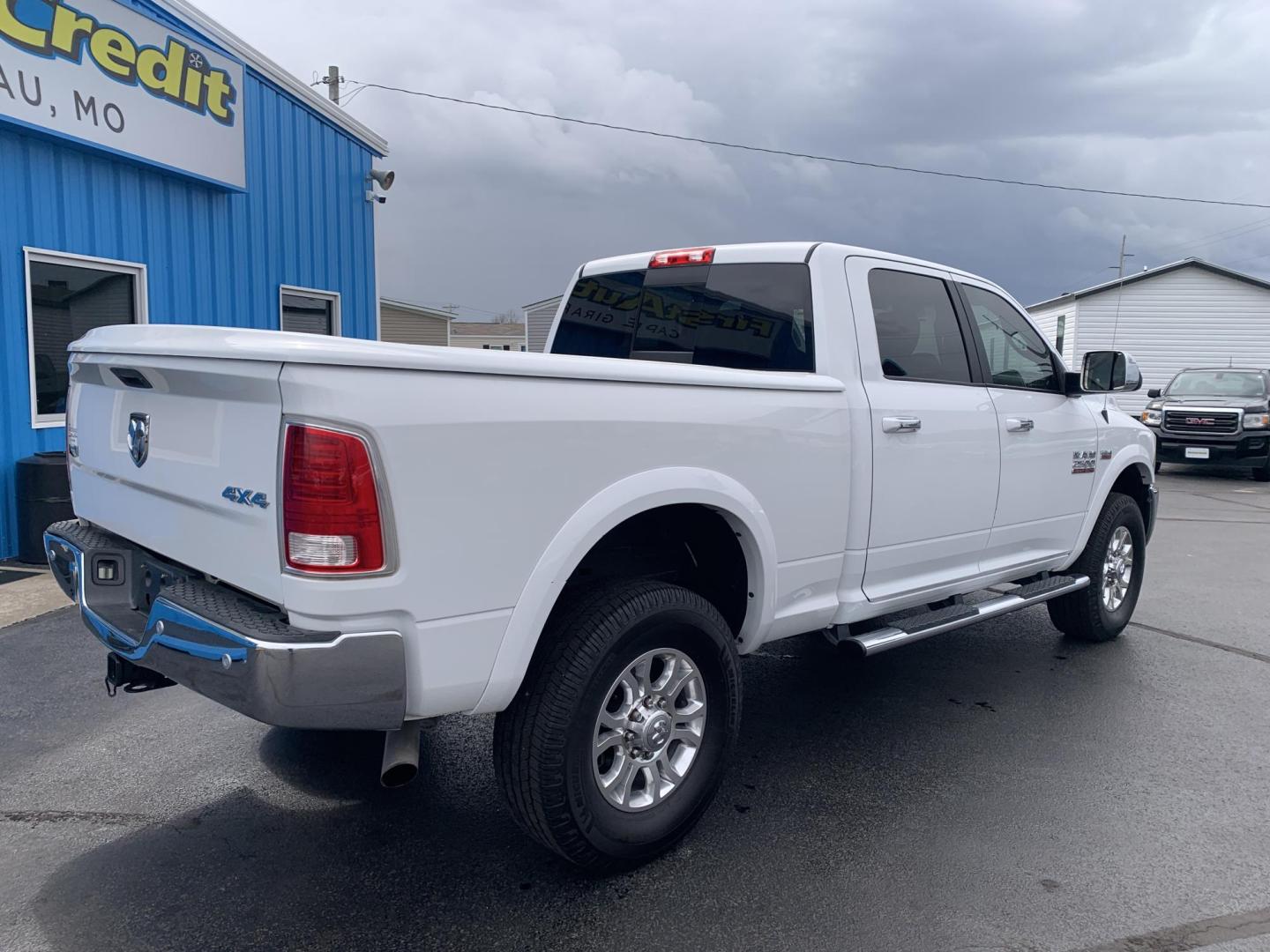 2017 WHITE /Black Leather RAM 2500 Laramie Crew Cab SWB 4WD (3C6UR5FJ2HG) with an 6.4L V8 engine, Automatic transmission, located at 506 S. Kingshighway, Cape Girardeau, MO, 63703, (573) 235-5000, 37.294991, -89.553635 - 2017 Ram 2500 Heavy Duty Laramie 105xxx miles 4x4 6.4L V8 Automatic Leather Power/Heated/Cooled Seats Heated Rear Seats Heated Steering Wheel Backup Camera Bluetooth Cruise Power Windows/Locks/Mirrors We have financing available and we accept trades! Fill out a credit application on o - Photo#7