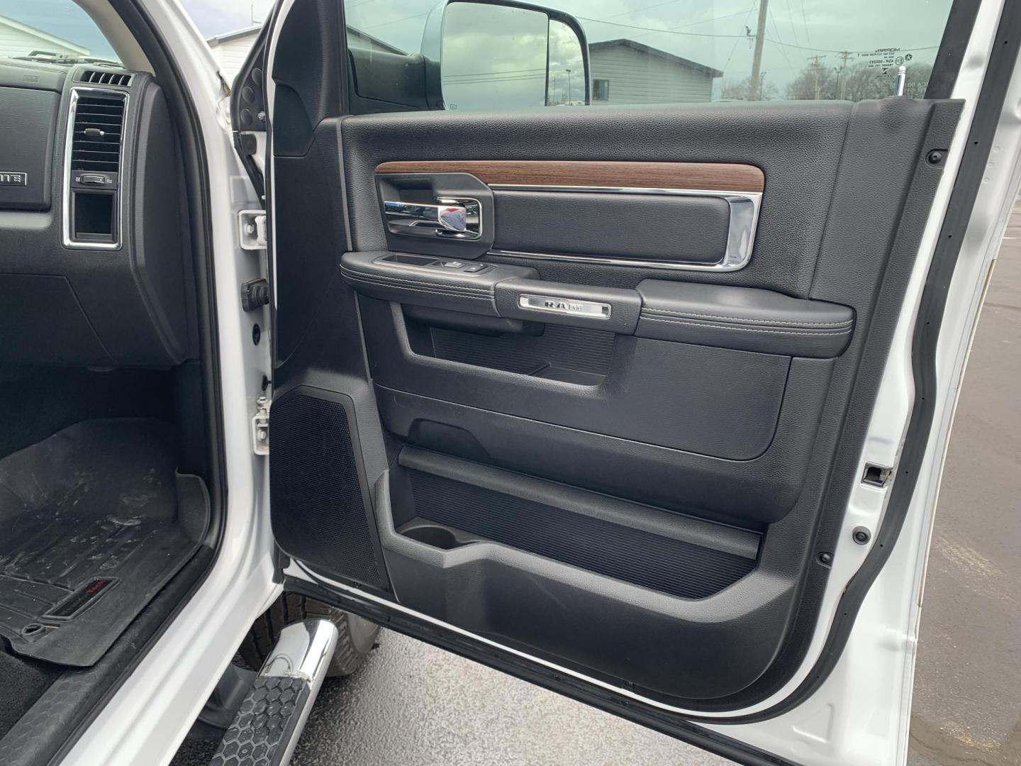 2017 WHITE /Black Leather RAM 2500 Laramie Crew Cab SWB 4WD (3C6UR5FJ2HG) with an 6.4L V8 engine, Automatic transmission, located at 506 S. Kingshighway, Cape Girardeau, MO, 63703, (573) 235-5000, 37.294991, -89.553635 - 2017 Ram 2500 Heavy Duty Laramie 105xxx miles 4x4 6.4L V8 Automatic Leather Power/Heated/Cooled Seats Heated Rear Seats Heated Steering Wheel Backup Camera Bluetooth Cruise Power Windows/Locks/Mirrors We have financing available and we accept trades! Fill out a credit application on o - Photo#9