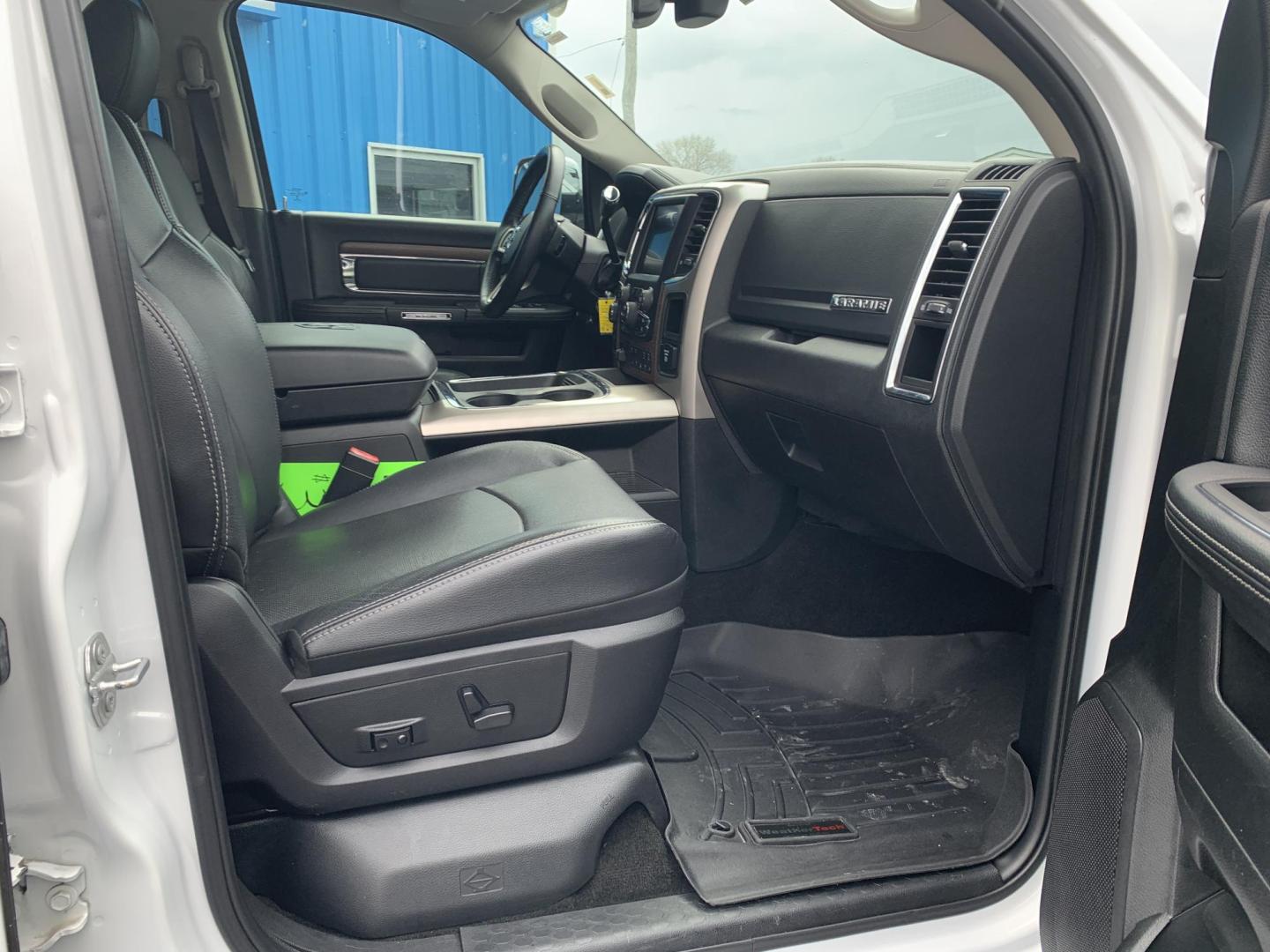 2017 WHITE /Black Leather RAM 2500 Laramie Crew Cab SWB 4WD (3C6UR5FJ2HG) with an 6.4L V8 engine, Automatic transmission, located at 506 S. Kingshighway, Cape Girardeau, MO, 63703, (573) 235-5000, 37.294991, -89.553635 - 2017 Ram 2500 Heavy Duty Laramie 105xxx miles 4x4 6.4L V8 Automatic Leather Power/Heated/Cooled Seats Heated Rear Seats Heated Steering Wheel Backup Camera Bluetooth Cruise Power Windows/Locks/Mirrors We have financing available and we accept trades! Fill out a credit application on o - Photo#10