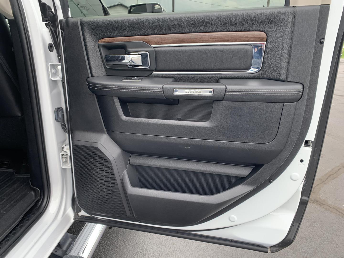 2017 WHITE /Black Leather RAM 2500 Laramie Crew Cab SWB 4WD (3C6UR5FJ2HG) with an 6.4L V8 engine, Automatic transmission, located at 506 S. Kingshighway, Cape Girardeau, MO, 63703, (573) 235-5000, 37.294991, -89.553635 - 2017 Ram 2500 Heavy Duty Laramie 105xxx miles 4x4 6.4L V8 Automatic Leather Power/Heated/Cooled Seats Heated Rear Seats Heated Steering Wheel Backup Camera Bluetooth Cruise Power Windows/Locks/Mirrors We have financing available and we accept trades! Fill out a credit application on o - Photo#11