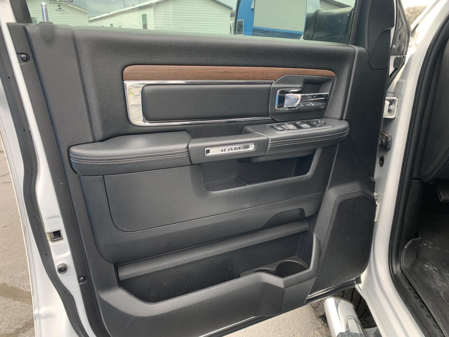 2017 WHITE /Black Leather RAM 2500 Laramie Crew Cab SWB 4WD (3C6UR5FJ2HG) with an 6.4L V8 engine, Automatic transmission, located at 506 S. Kingshighway, Cape Girardeau, MO, 63703, (573) 235-5000, 37.294991, -89.553635 - 2017 Ram 2500 Heavy Duty Laramie 105xxx miles 4x4 6.4L V8 Automatic Leather Power/Heated/Cooled Seats Heated Rear Seats Heated Steering Wheel Backup Camera Bluetooth Cruise Power Windows/Locks/Mirrors We have financing available and we accept trades! Fill out a credit application on o - Photo#16