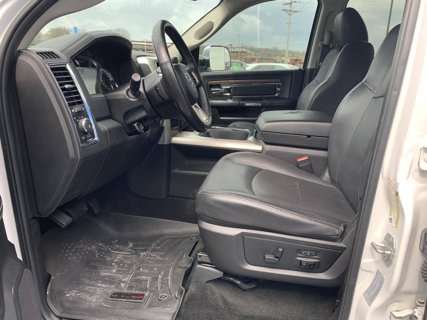 2017 WHITE /Black Leather RAM 2500 Laramie Crew Cab SWB 4WD (3C6UR5FJ2HG) with an 6.4L V8 engine, Automatic transmission, located at 506 S. Kingshighway, Cape Girardeau, MO, 63703, (573) 235-5000, 37.294991, -89.553635 - 2017 Ram 2500 Heavy Duty Laramie 105xxx miles 4x4 6.4L V8 Automatic Leather Power/Heated/Cooled Seats Heated Rear Seats Heated Steering Wheel Backup Camera Bluetooth Cruise Power Windows/Locks/Mirrors We have financing available and we accept trades! Fill out a credit application on o - Photo#17