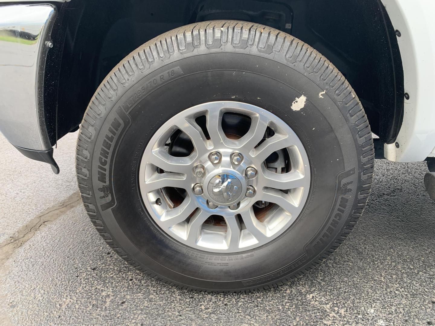 2017 WHITE /Black Leather RAM 2500 Laramie Crew Cab SWB 4WD (3C6UR5FJ2HG) with an 6.4L V8 engine, Automatic transmission, located at 506 S. Kingshighway, Cape Girardeau, MO, 63703, (573) 235-5000, 37.294991, -89.553635 - 2017 Ram 2500 Heavy Duty Laramie 105xxx miles 4x4 6.4L V8 Automatic Leather Power/Heated/Cooled Seats Heated Rear Seats Heated Steering Wheel Backup Camera Bluetooth Cruise Power Windows/Locks/Mirrors We have financing available and we accept trades! Fill out a credit application on o - Photo#27