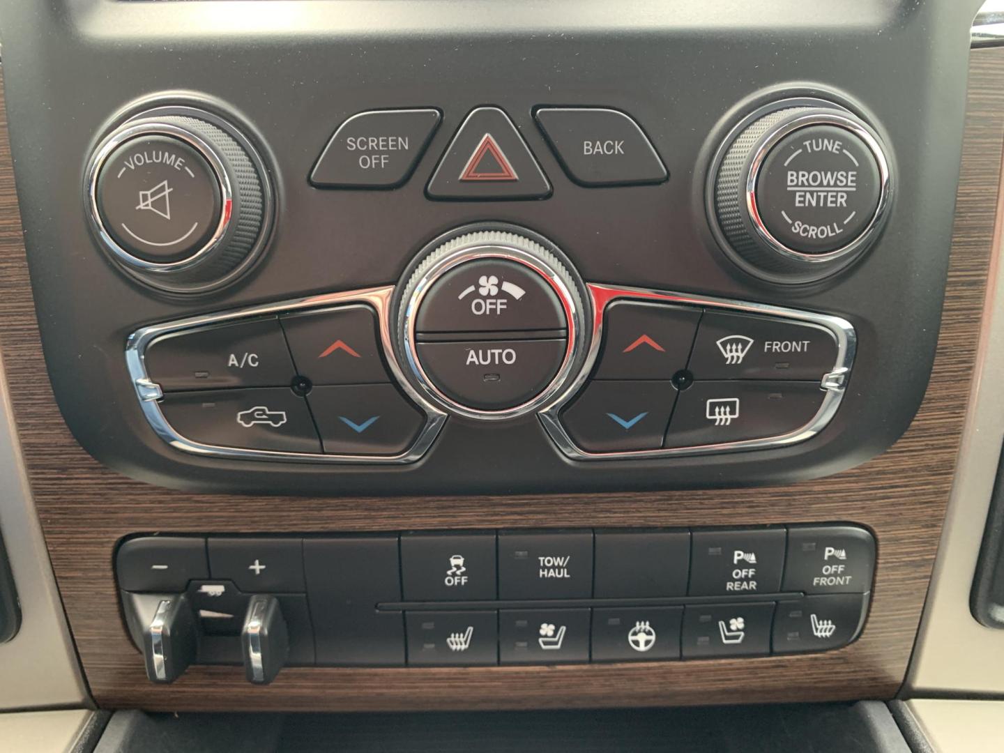 2017 WHITE /Black Leather RAM 2500 Laramie Crew Cab SWB 4WD (3C6UR5FJ2HG) with an 6.4L V8 engine, Automatic transmission, located at 506 S. Kingshighway, Cape Girardeau, MO, 63703, (573) 235-5000, 37.294991, -89.553635 - 2017 Ram 2500 Heavy Duty Laramie 105xxx miles 4x4 6.4L V8 Automatic Leather Power/Heated/Cooled Seats Heated Rear Seats Heated Steering Wheel Backup Camera Bluetooth Cruise Power Windows/Locks/Mirrors We have financing available and we accept trades! Fill out a credit application on o - Photo#23